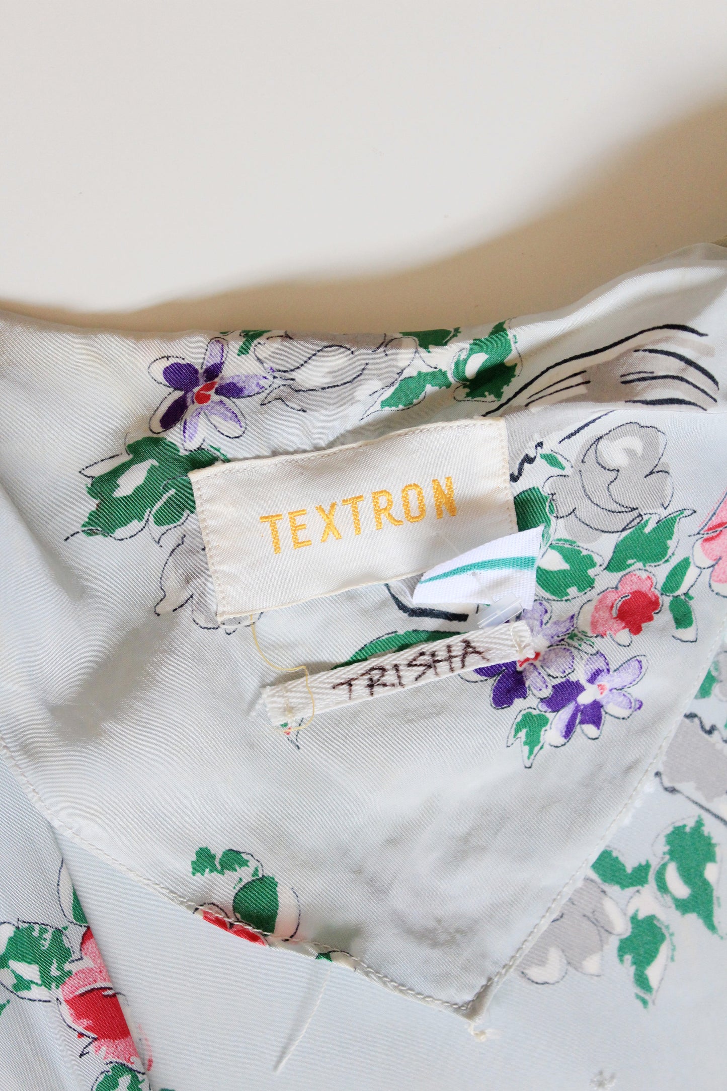 1940s Novelty Glove Floral Print Short Sleeve Grey Robe With Pink Ruffles, Small