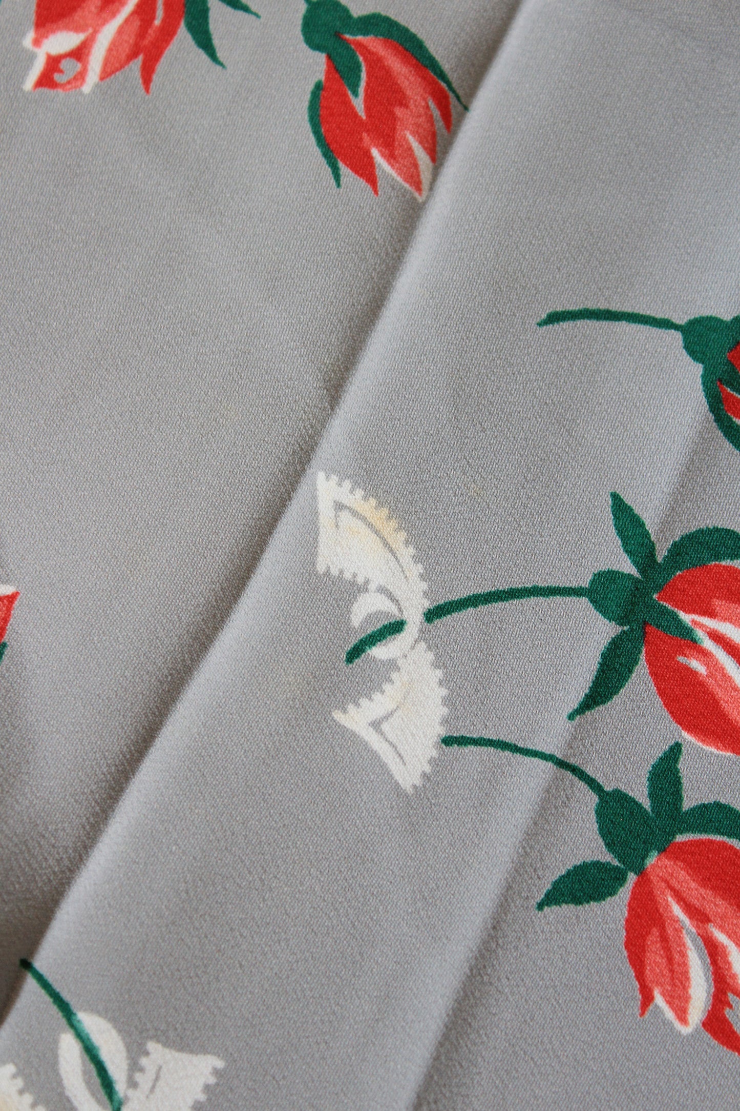 1940s Coral Tulips On Grey Rayon Summer Sewing Fabric, 2.8 Yards