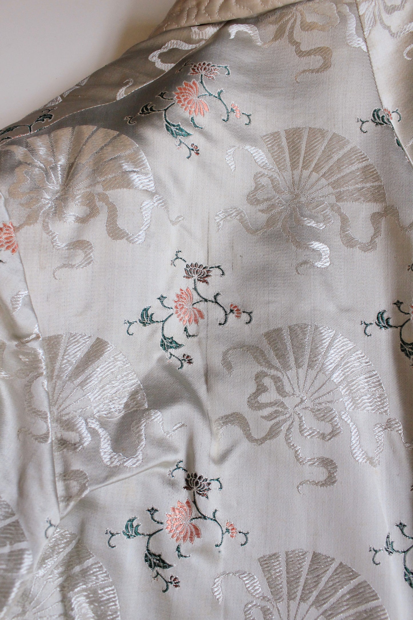 1950s Cream Structured Silk Robe With Chinese Fan And Lotus Flowers Pattern, Small