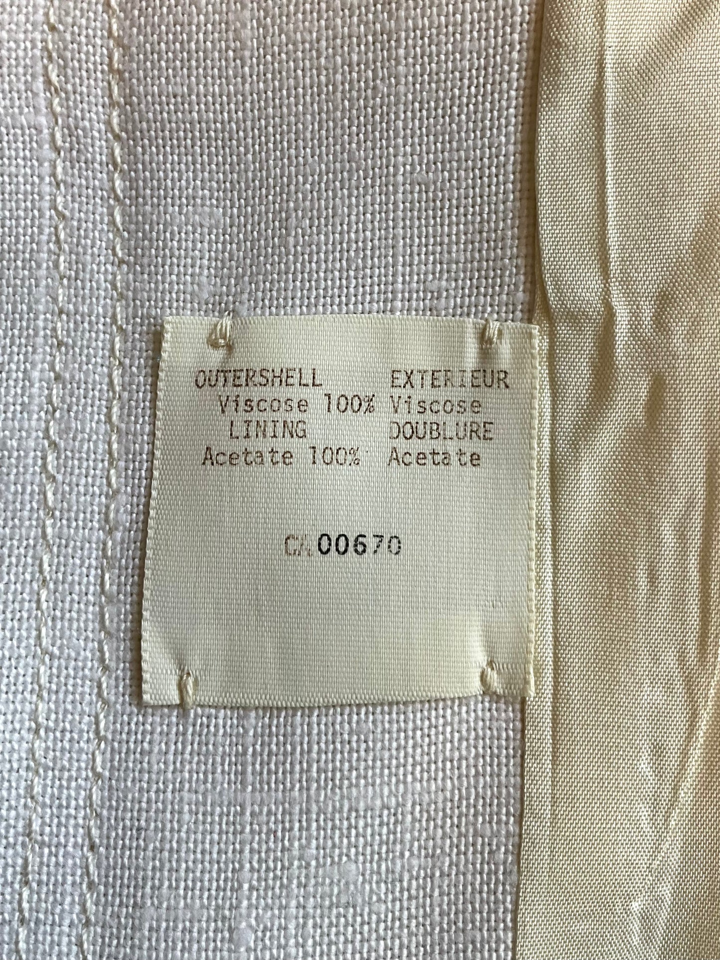 Fabric label on a white fabric background with text detailing material composition.