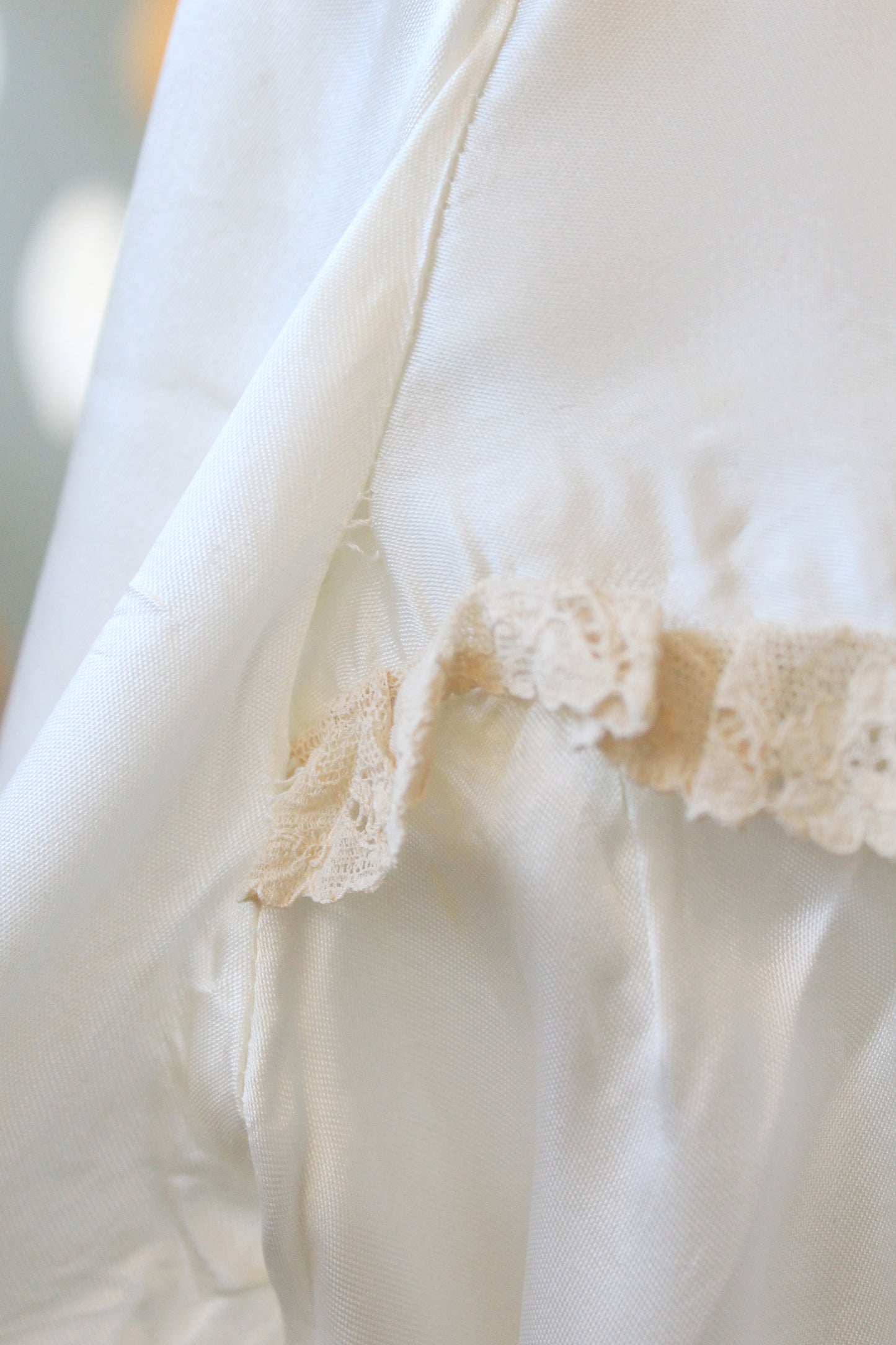 1970s Cream Lace Trim Long Sleeve Satin Robe, Small