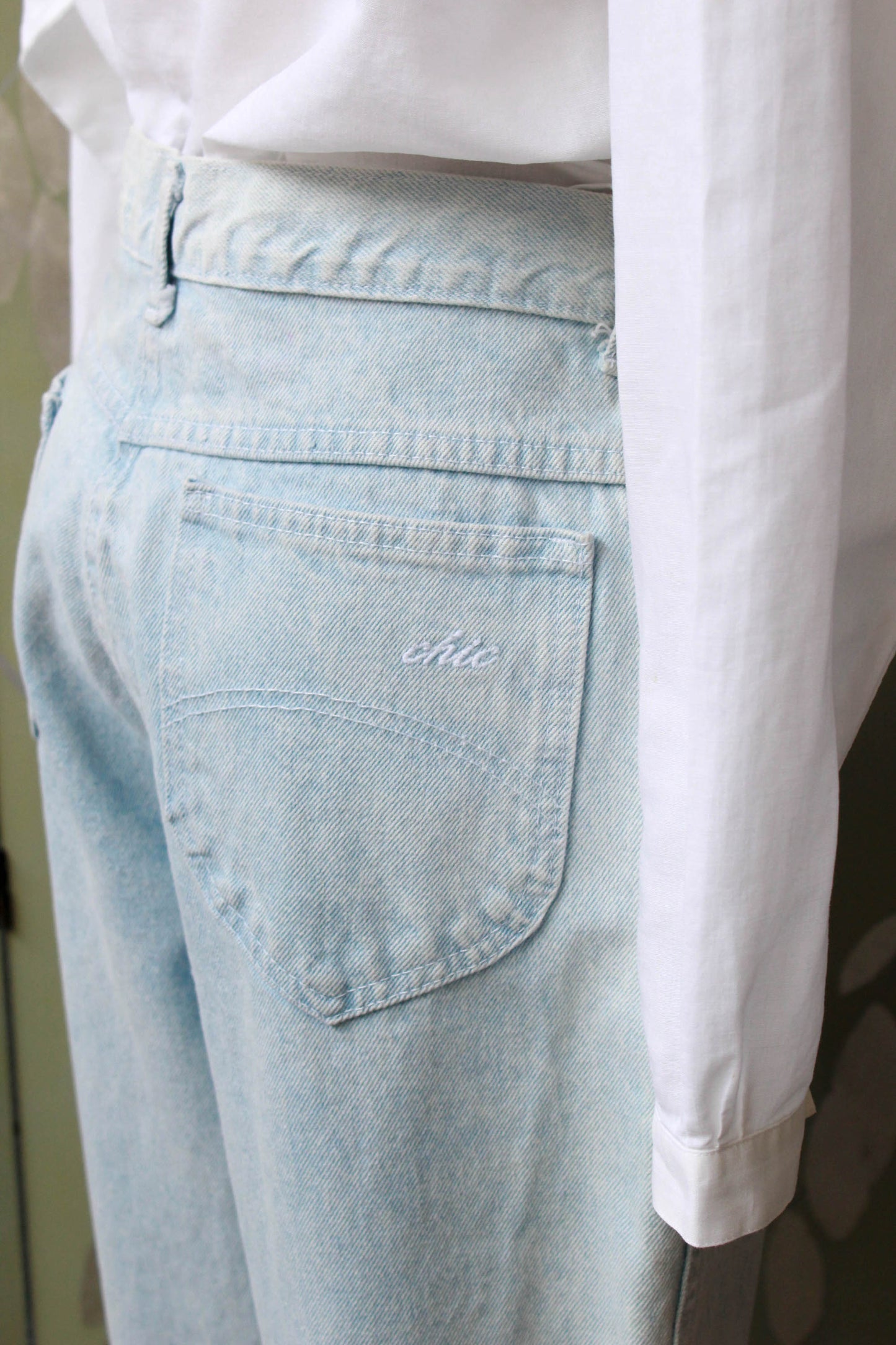 1990s chic denim jeans bleached out light blue wash high waisted 5 pocket design 100% cotton tapered leg high waisted jeans