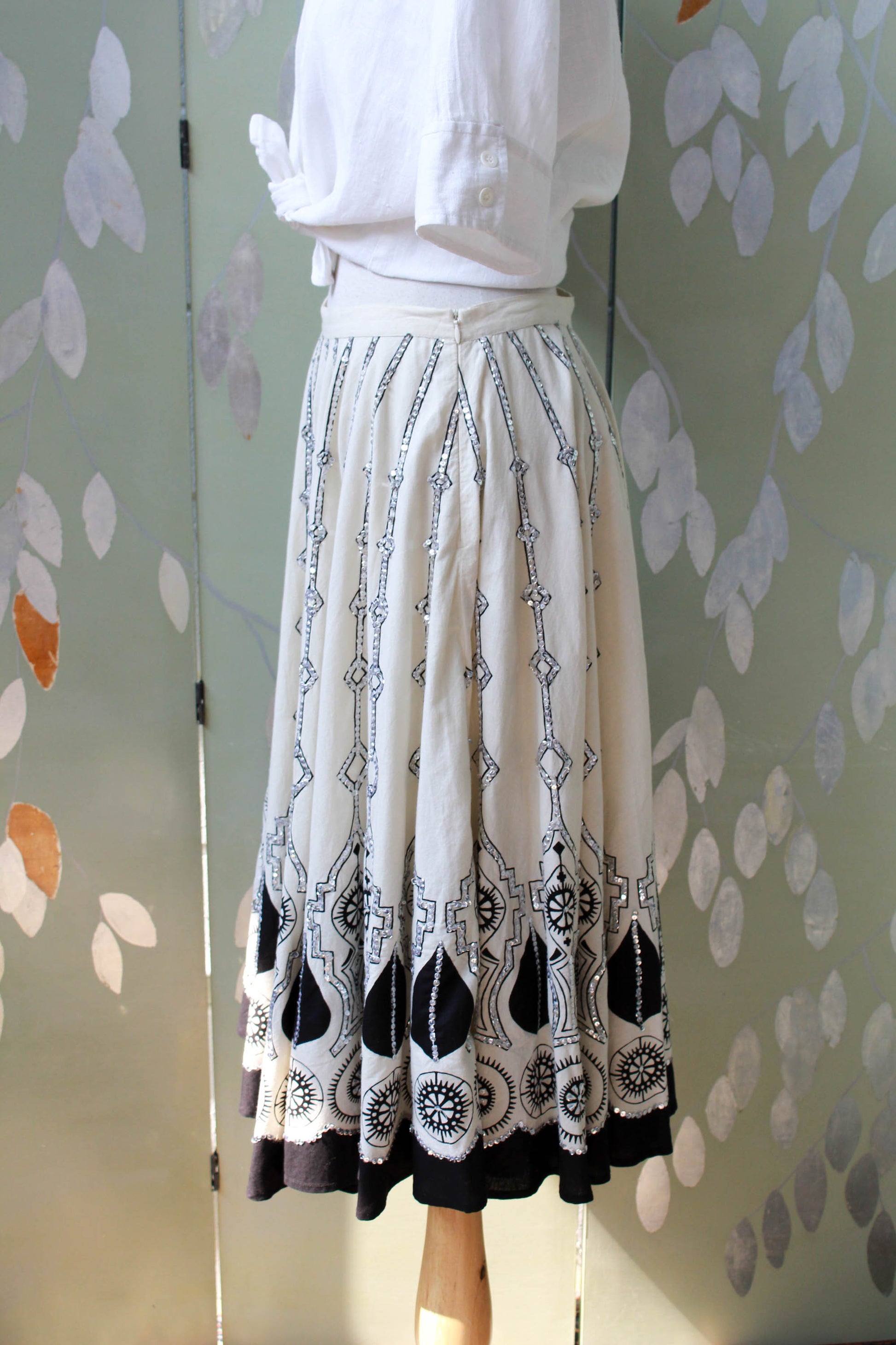 1950s style full circle skirt with border print design and sequins waist 29