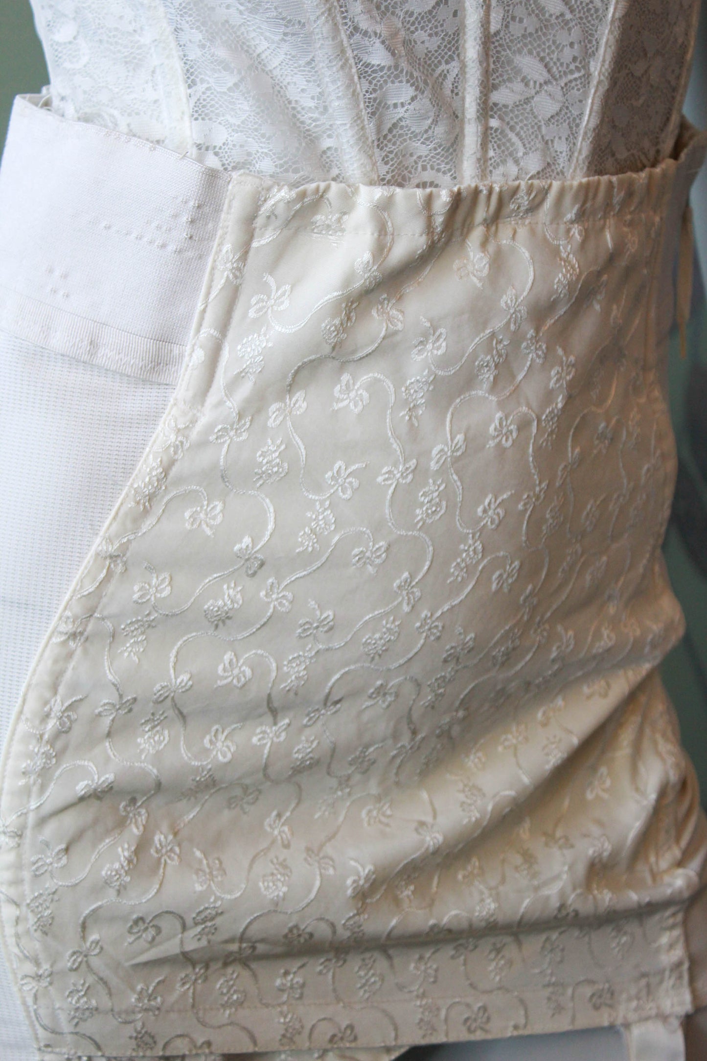 1950s cream embroidered floral girdle with metal zipper up side, boning at waist and side seams