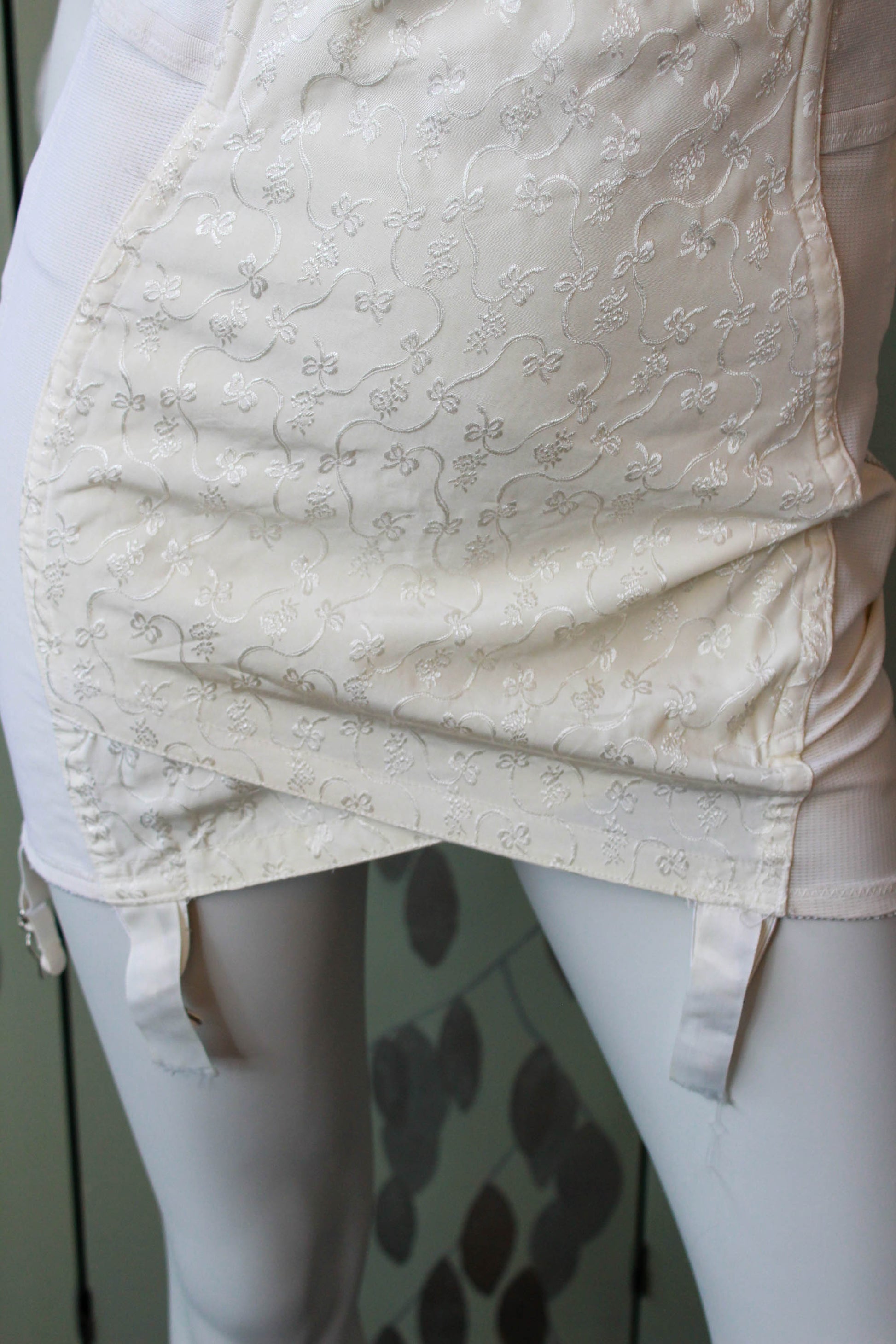 1950s cream embroidered floral girdle with metal zipper up side, boning at waist and side seams
