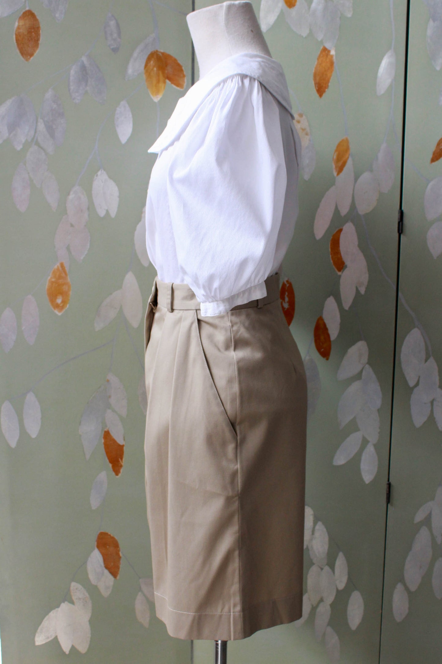 1980s cotton khaki long shorts with high waist, tailored pleated waist shorts, for office/work appropriate side pockets and belt loops