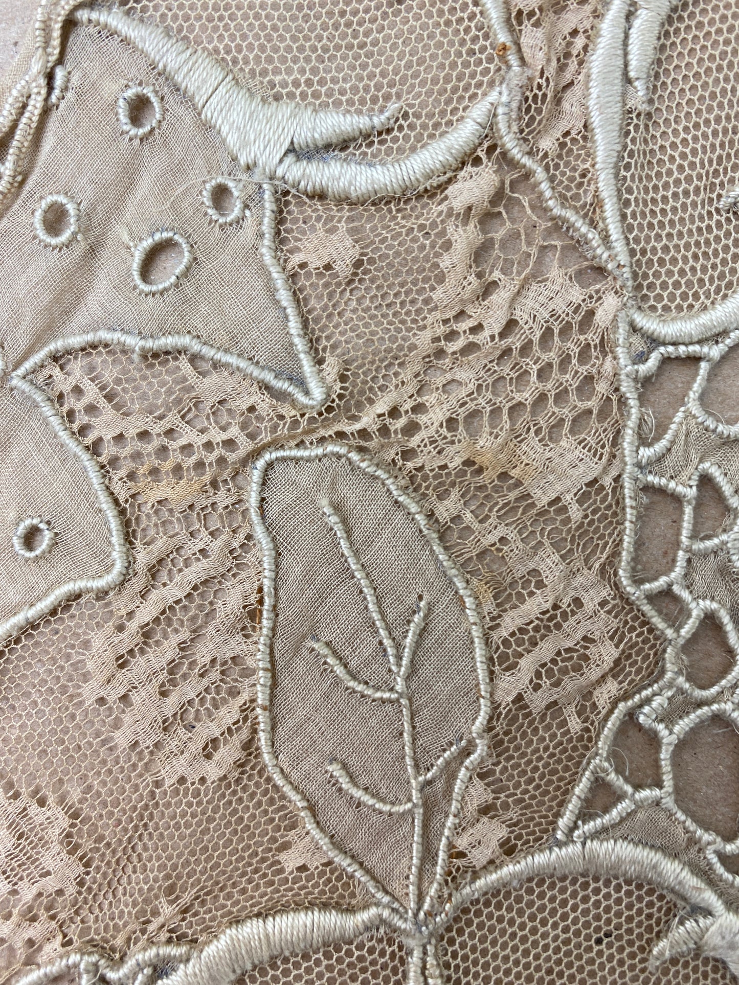 Antique Edwardian Beige Embroidered Tulle Lace Collar