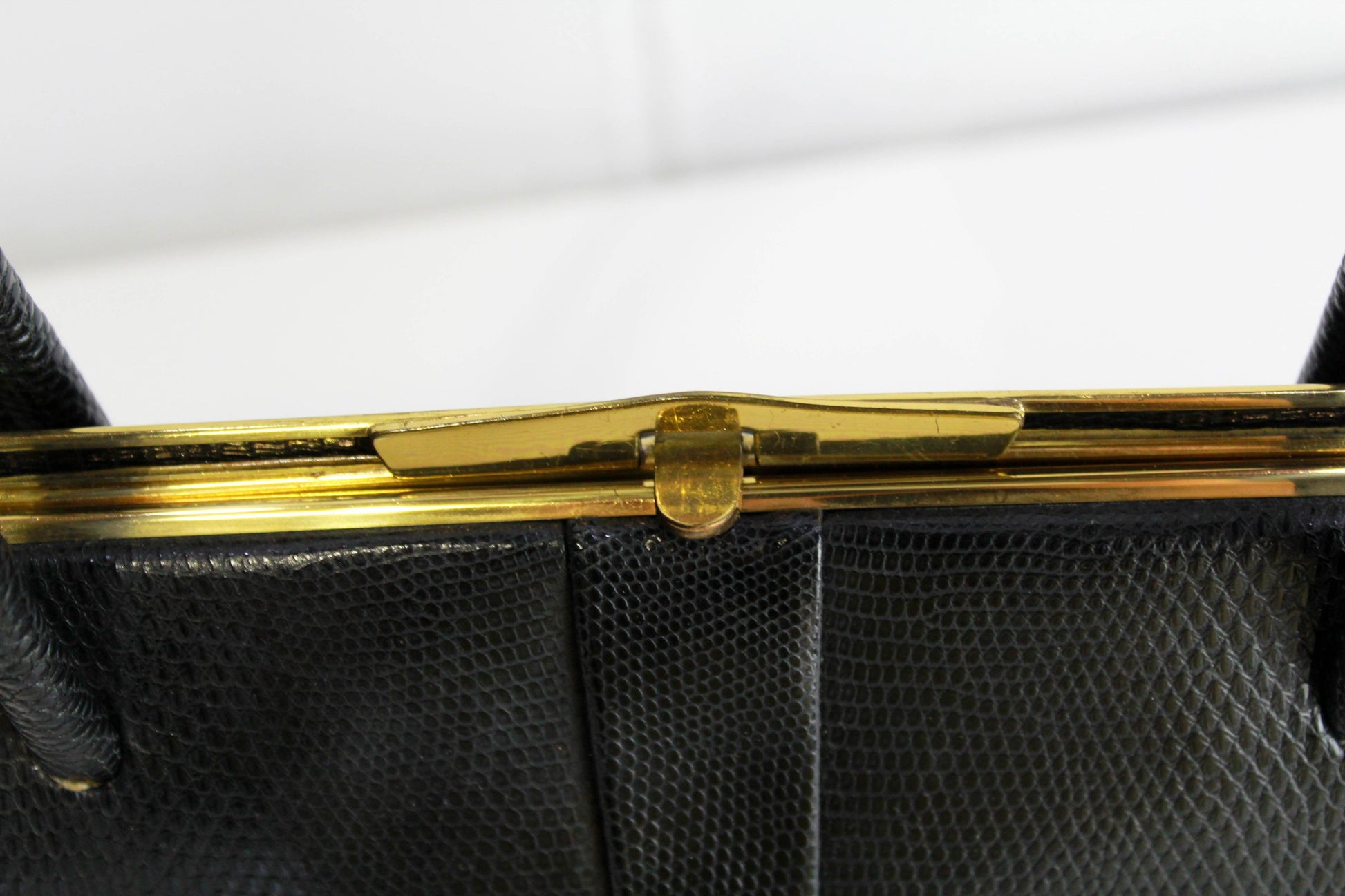 1960s Simpson's Black Leather Handbag Large Top Handle Purse Mid Century clasp up close