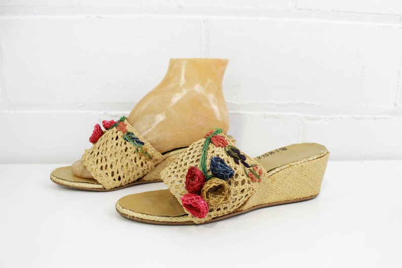 1950s Raffia Sandals with Flowers, Size 7