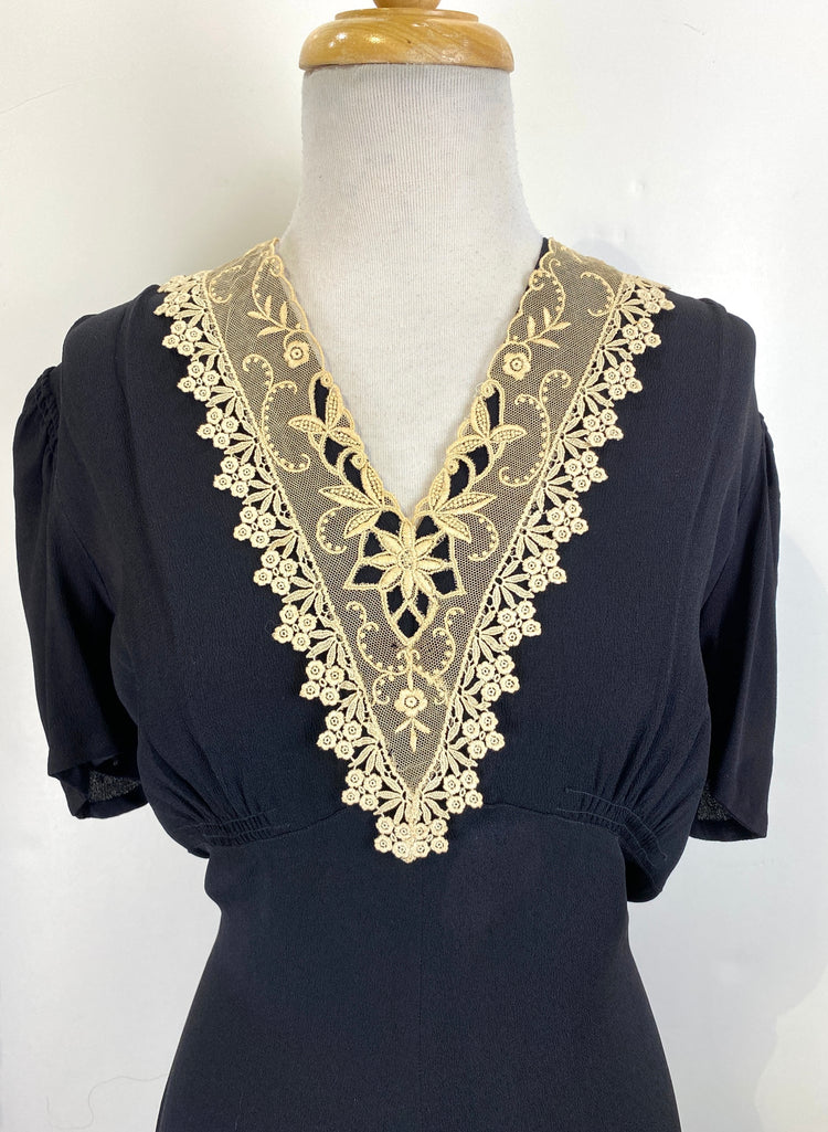 antique 1930s lace V-neck detachable collar 