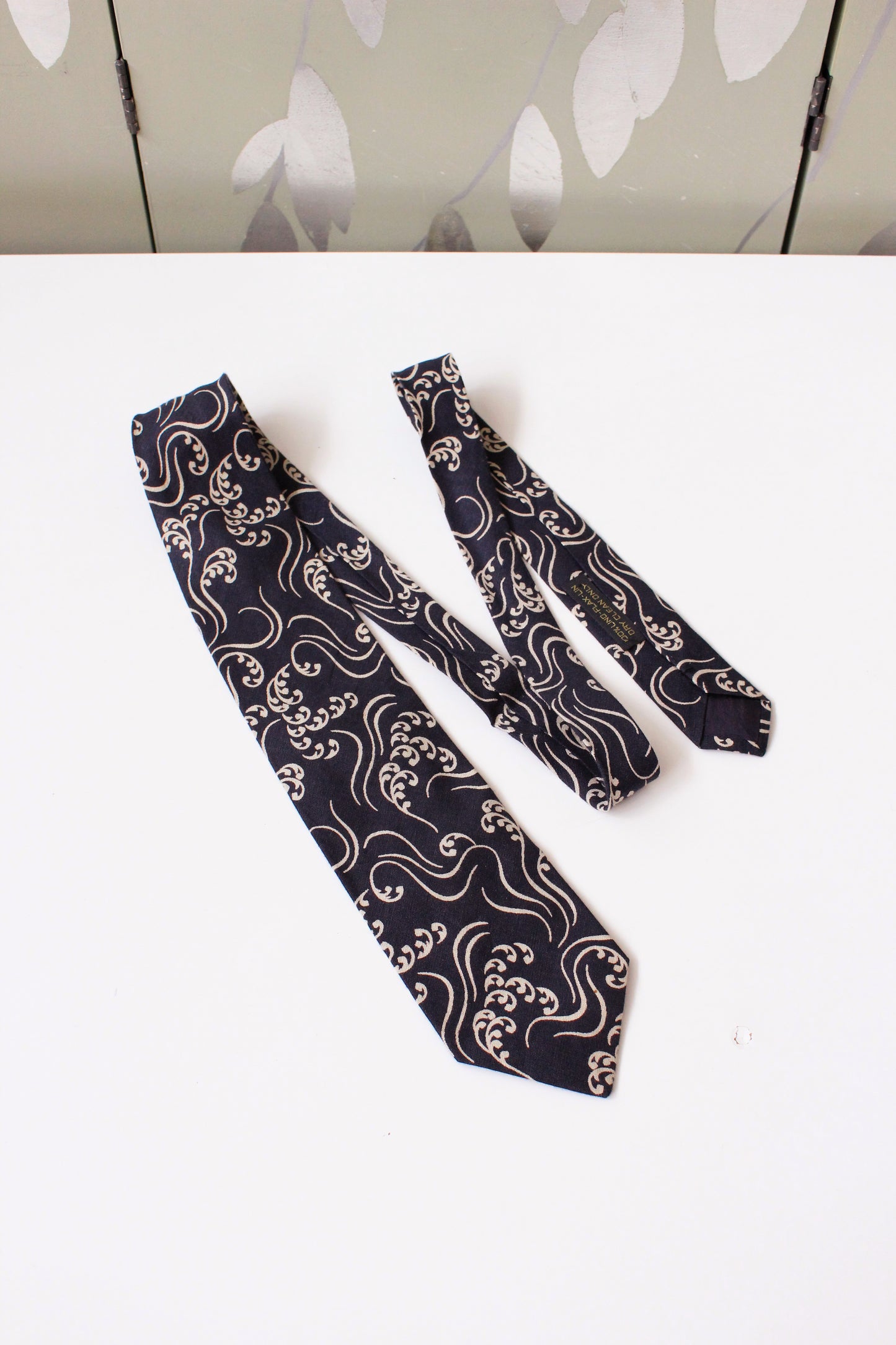 1990s Giorgio Armani Black And White Leaf Swirl Designer Tie