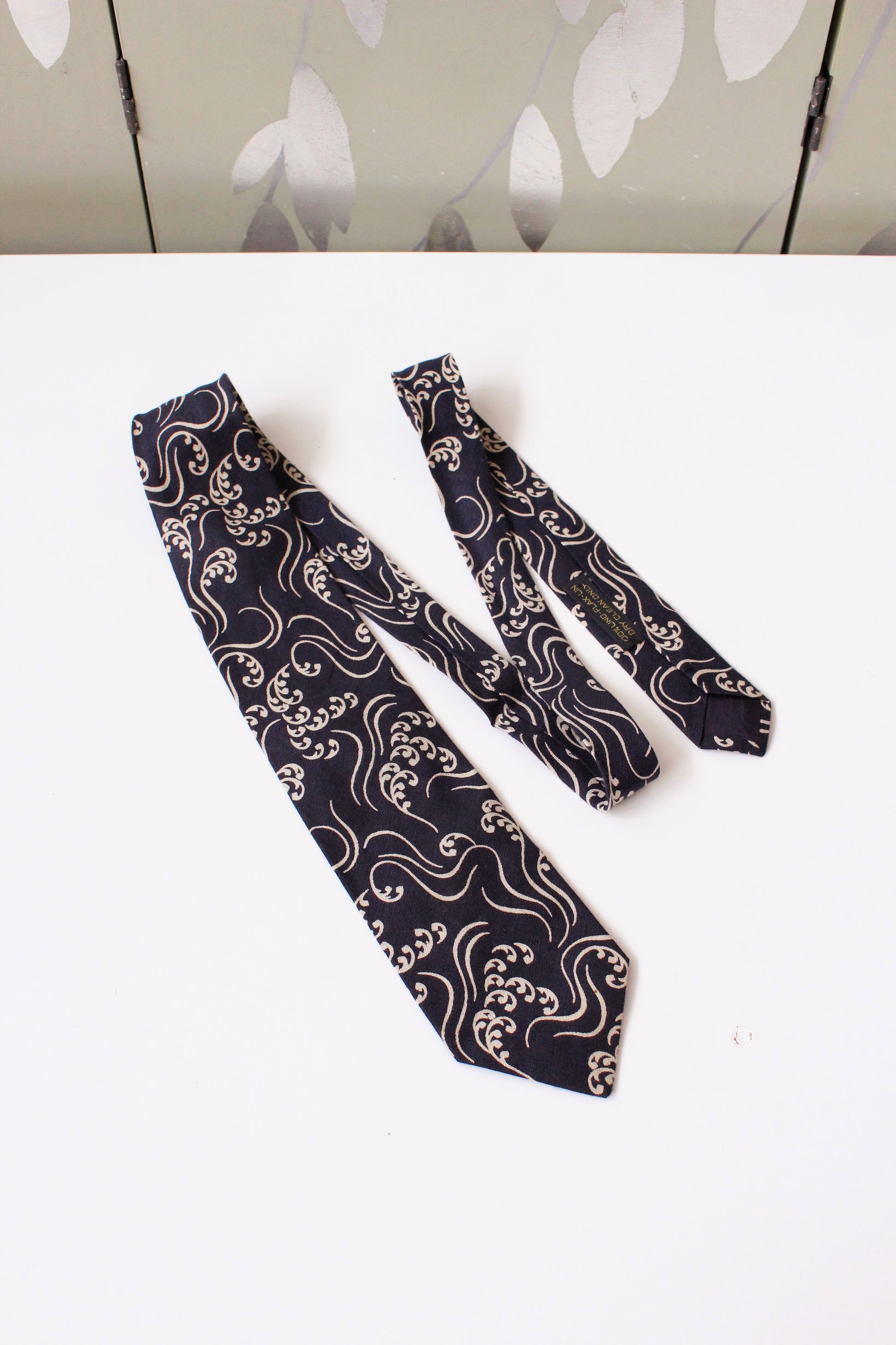 1990s Giorgio Armani Black And White Leaf Swirl Designer Tie