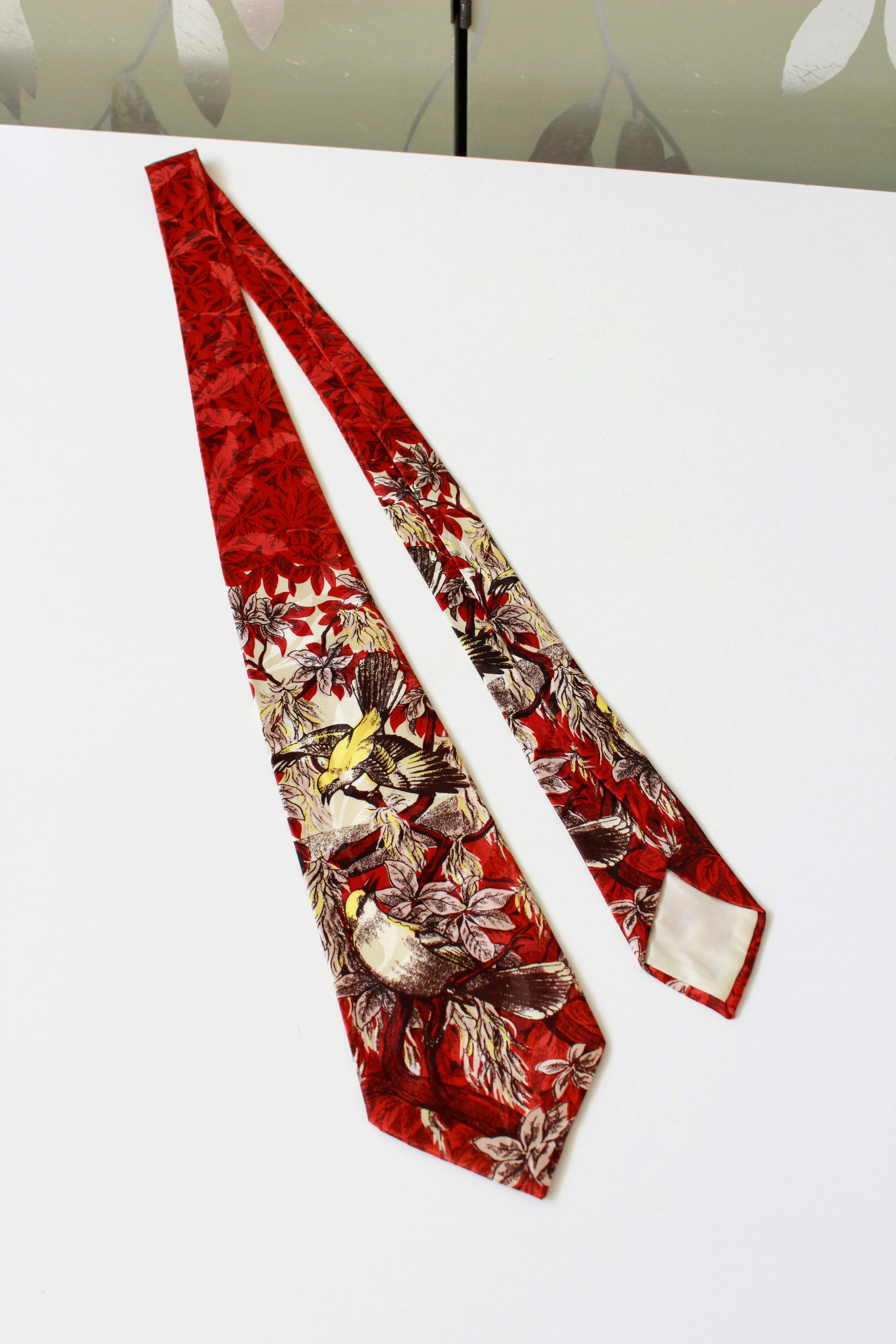 Vintage 1940s Rayon Tie With Red And Yellow Mockingbirds