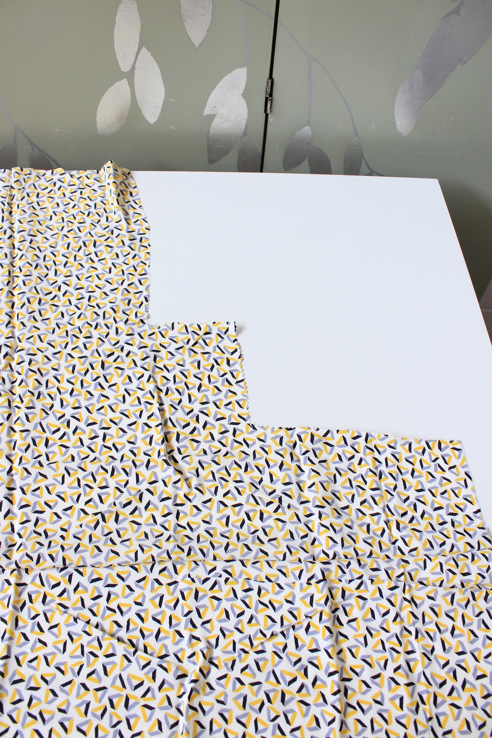 1940s White Geometric Triangle Print Rayon Sewing Fabric, 2.6 Yards