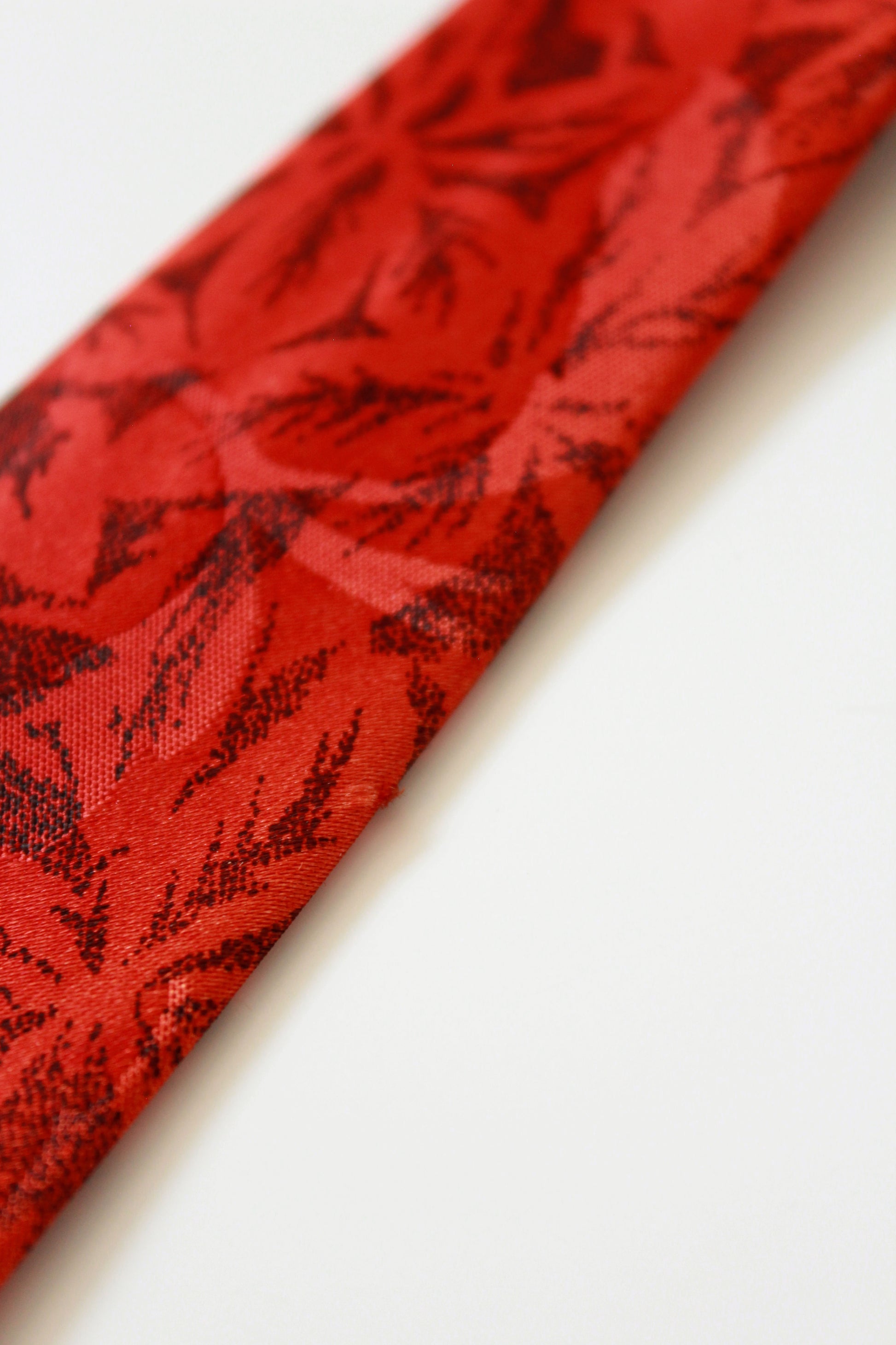 Vintage 1940s Rayon Tie With Red And Yellow Mockingbirds