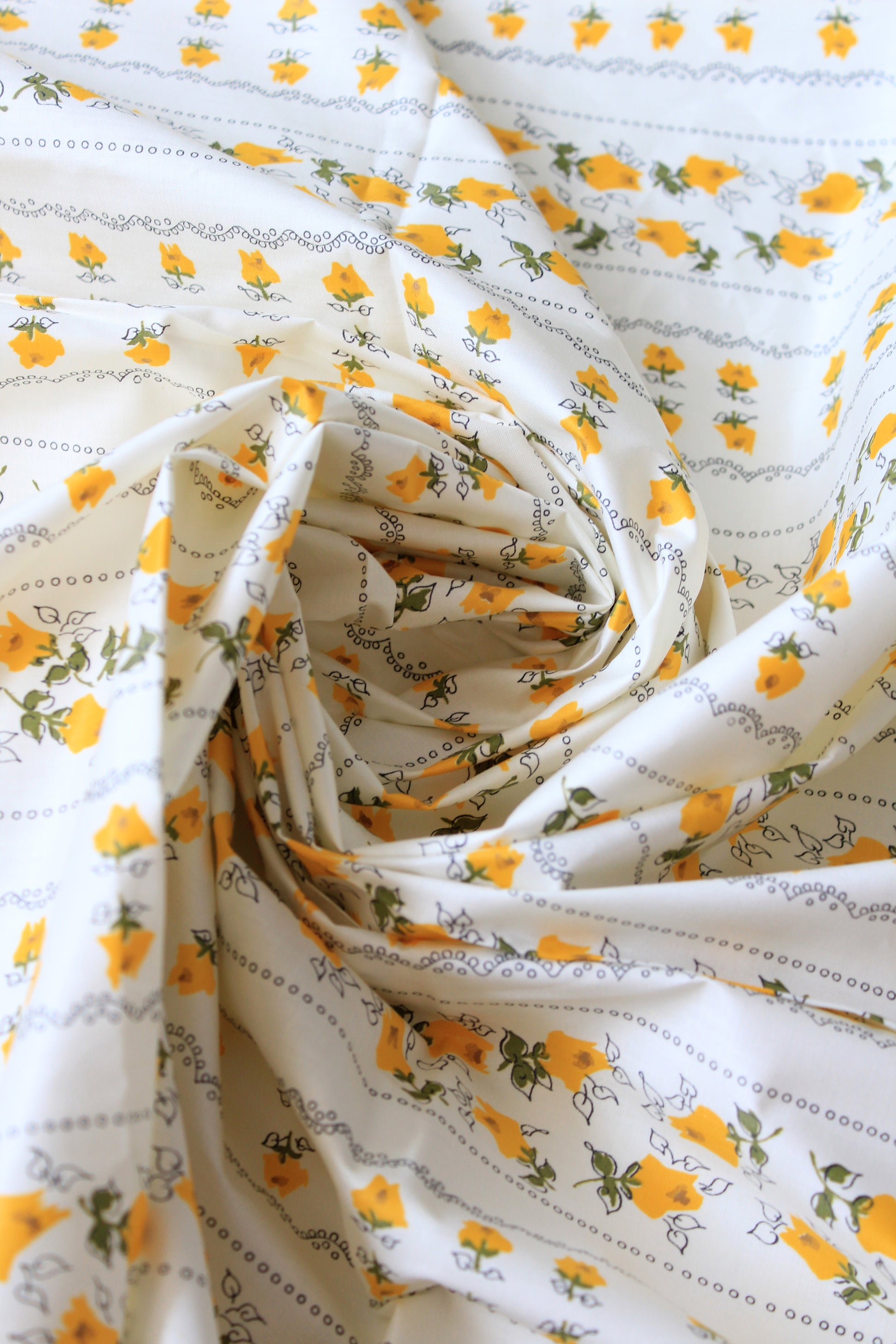 1950s White And Yellow Flower Lines Floral Cotton Fabric, 6.2 Yards