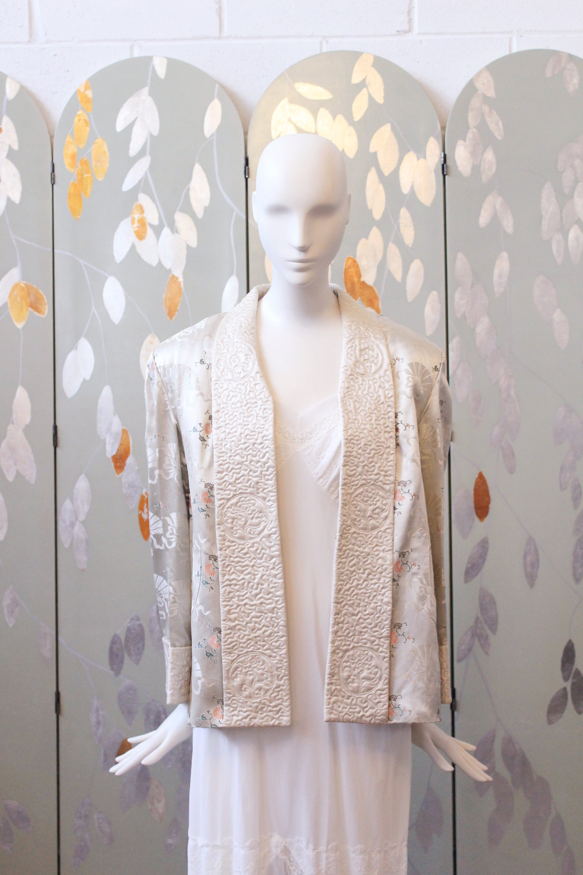 1950s Cream Structured Silk Robe With Chinese Fan And Lotus Flowers Pattern, Small