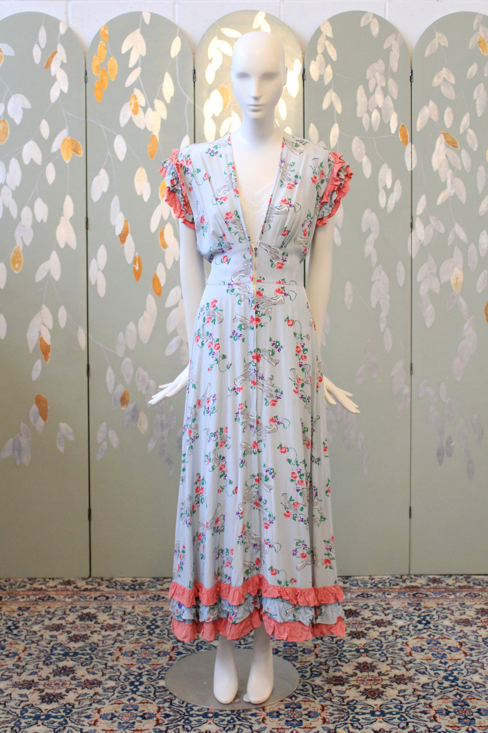 1940s Novelty Glove Floral Print Short Sleeve Grey Robe With Pink Ruffles, Small