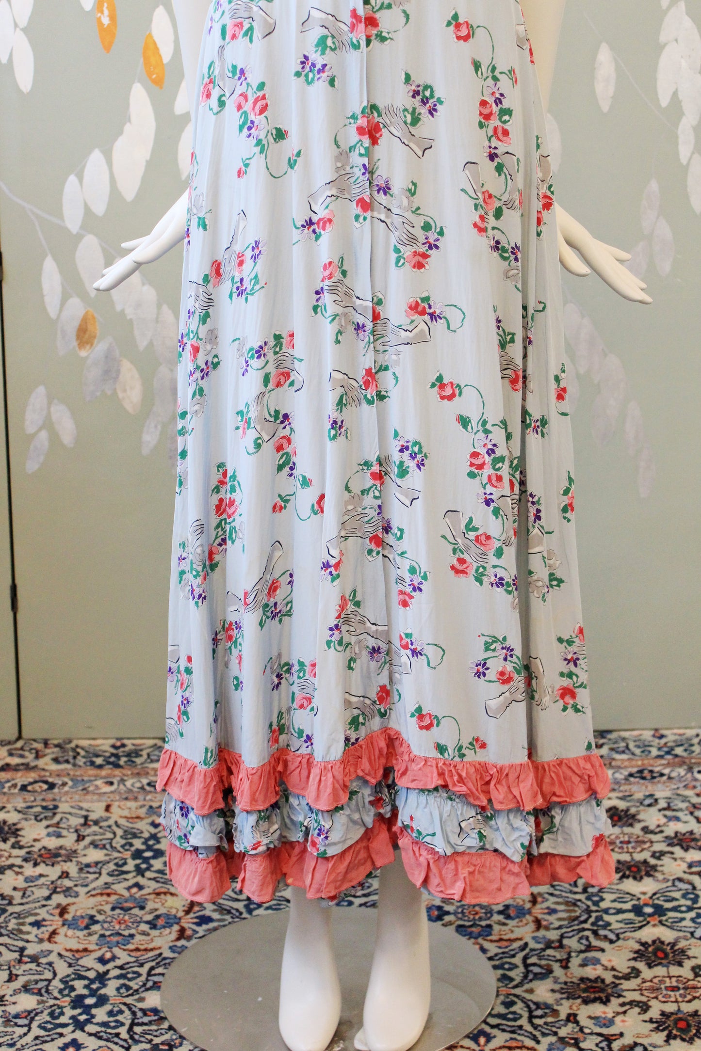 1940s Novelty Glove Floral Print Short Sleeve Grey Robe With Pink Ruffles, Small