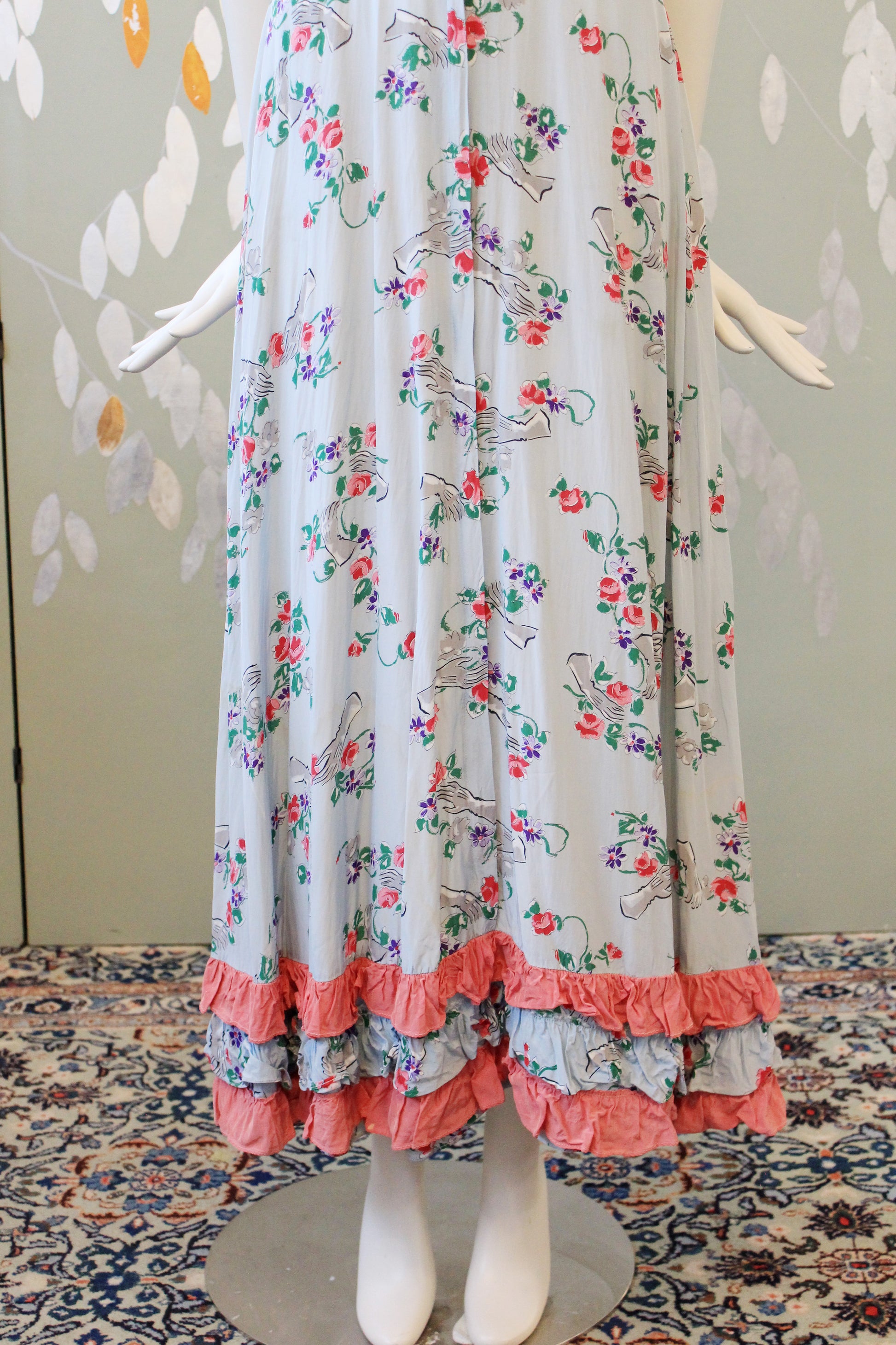 1940s Novelty Glove Floral Print Short Sleeve Grey Robe With Pink Ruffles, Small