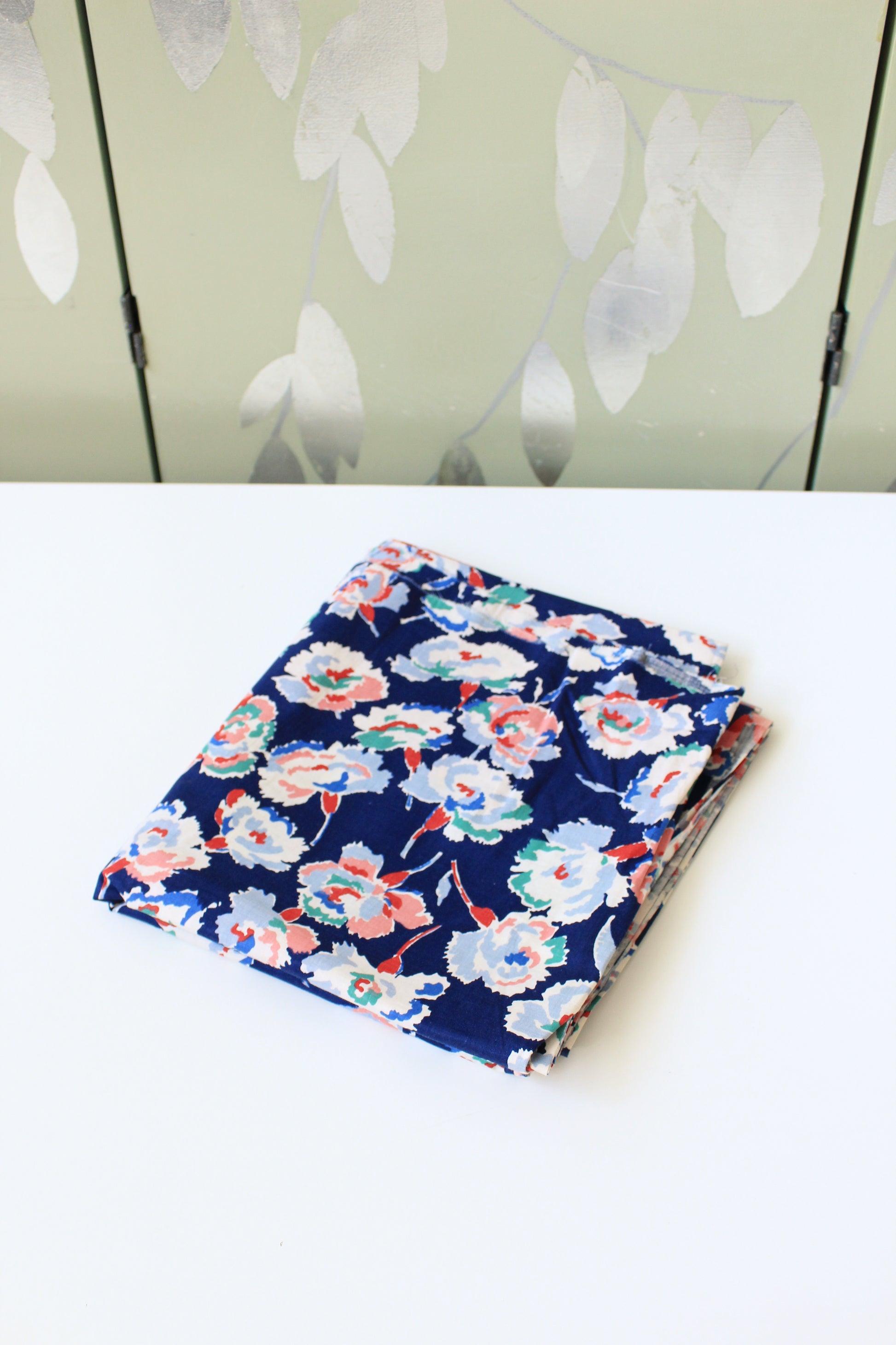 1940s Blue And White multicoloured Floral Cotton Fabric, 2.2 Yards