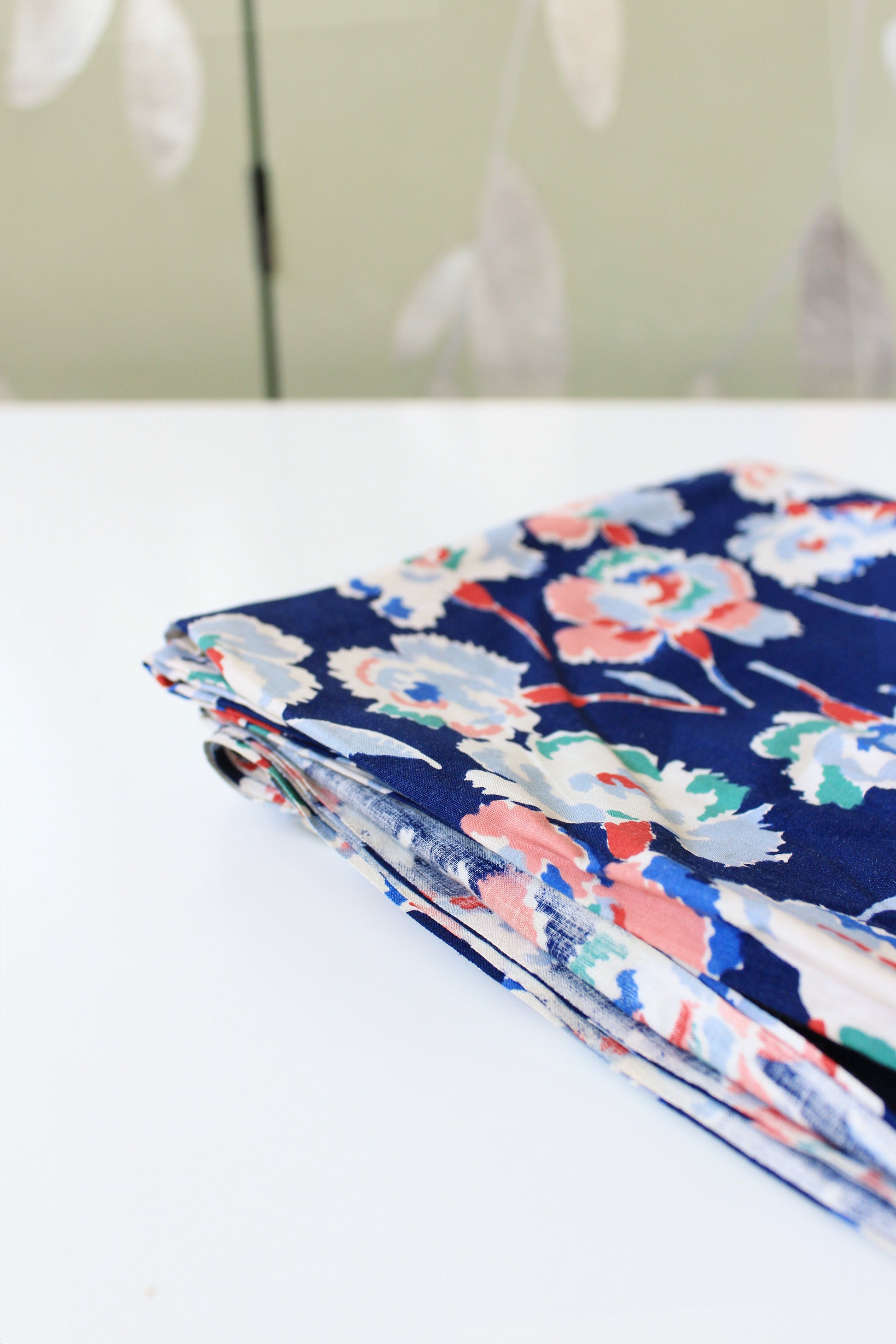 1940s Blue And White multicoloured Floral Cotton Fabric, 2.2 Yards