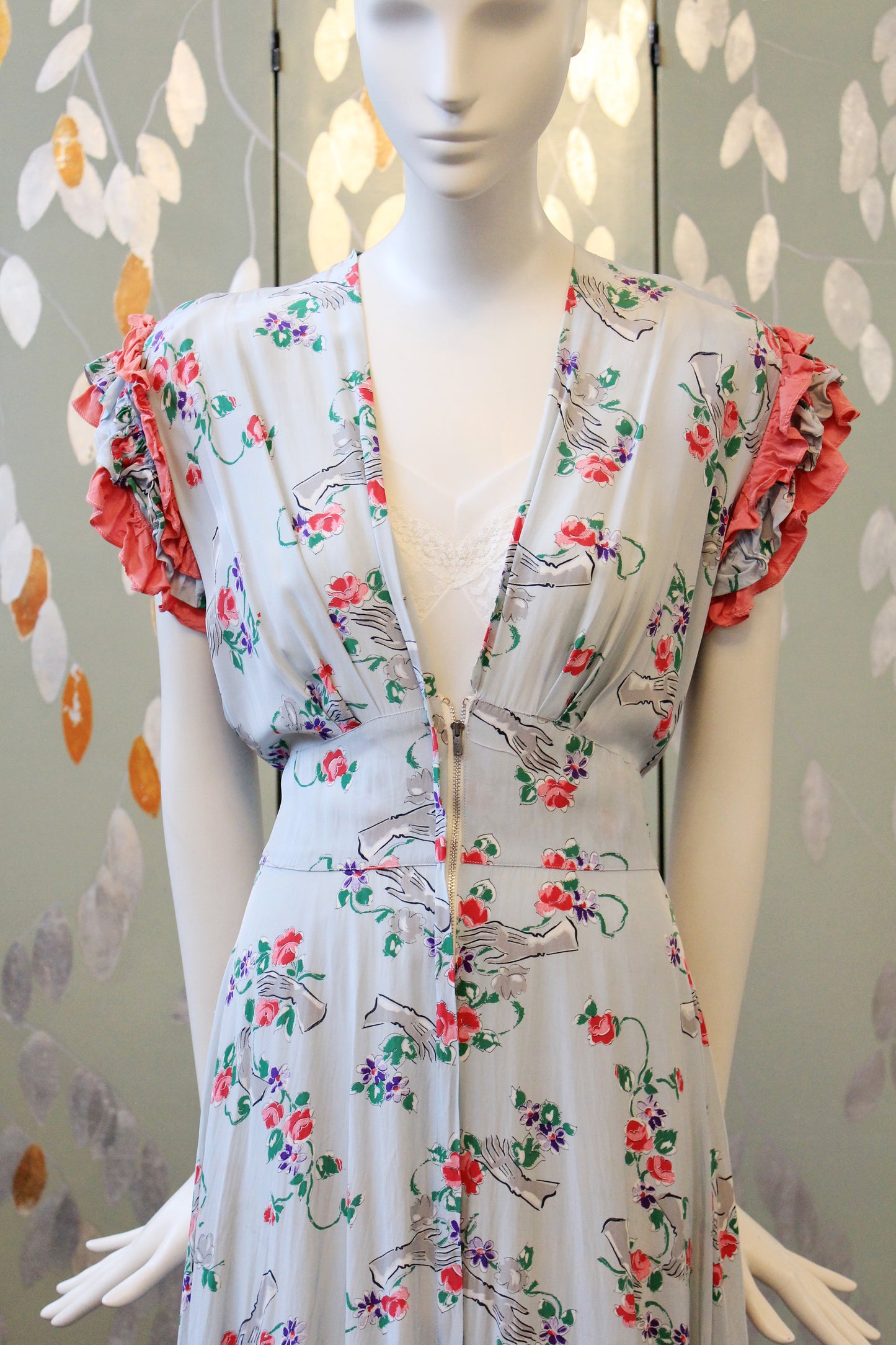 1940s Novelty Glove Floral Print Short Sleeve Grey Robe With Pink Ruffles, Small