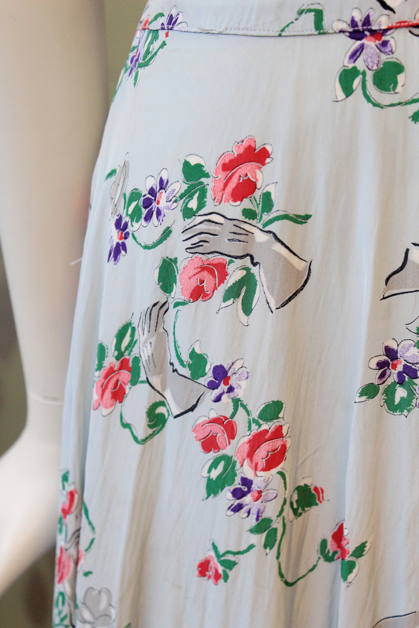 1940s Novelty Glove Floral Print Short Sleeve Grey Robe With Pink Ruffles, Small