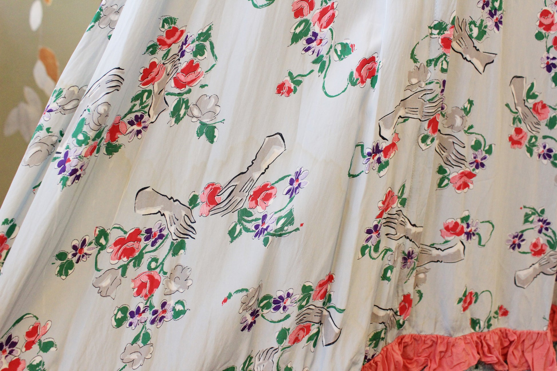 1940s Novelty Glove Floral Print Short Sleeve Grey Robe With Pink Ruffles, Small