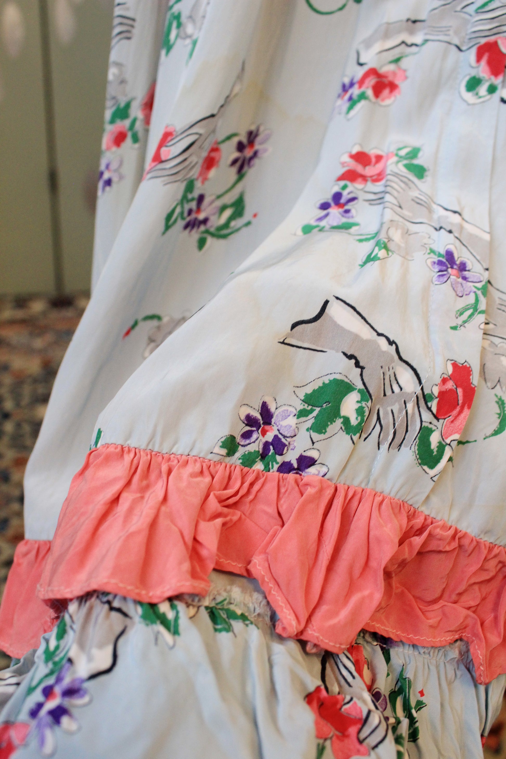 1940s Novelty Glove Floral Print Short Sleeve Grey Robe With Pink Ruffles, Small