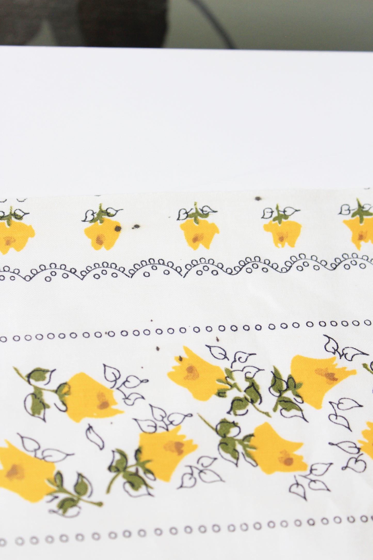 1950s White And Yellow Flower Lines Floral Cotton Fabric, 6.2 Yards