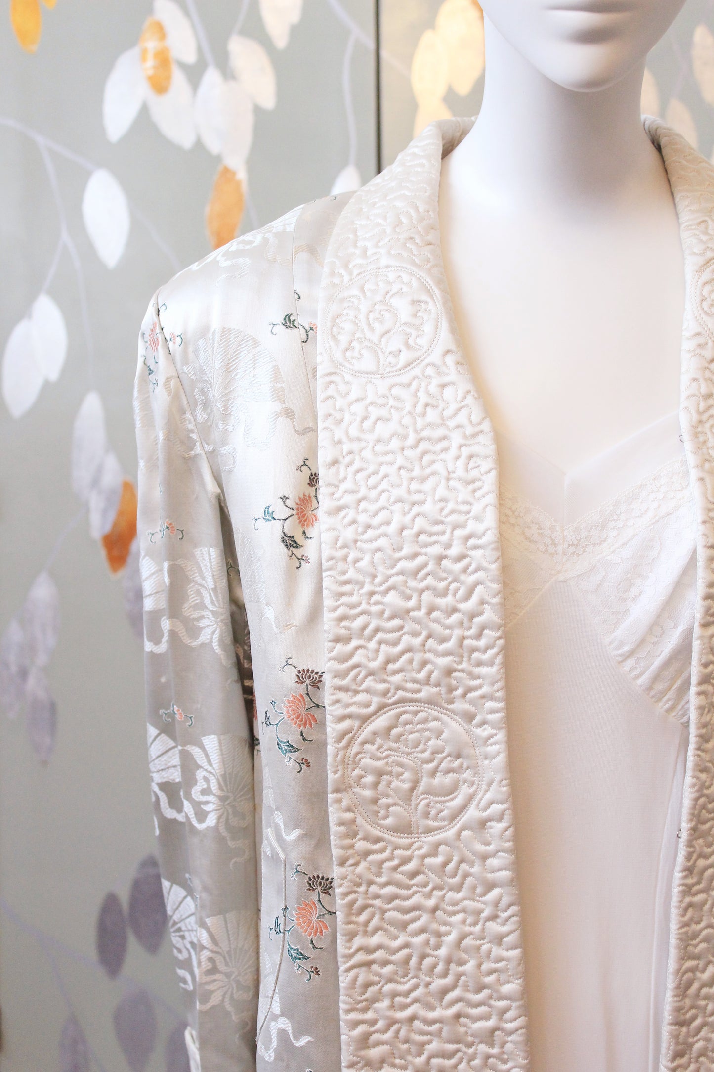 1950s Cream Structured Silk Robe With Chinese Fan And Lotus Flowers Pattern, Small