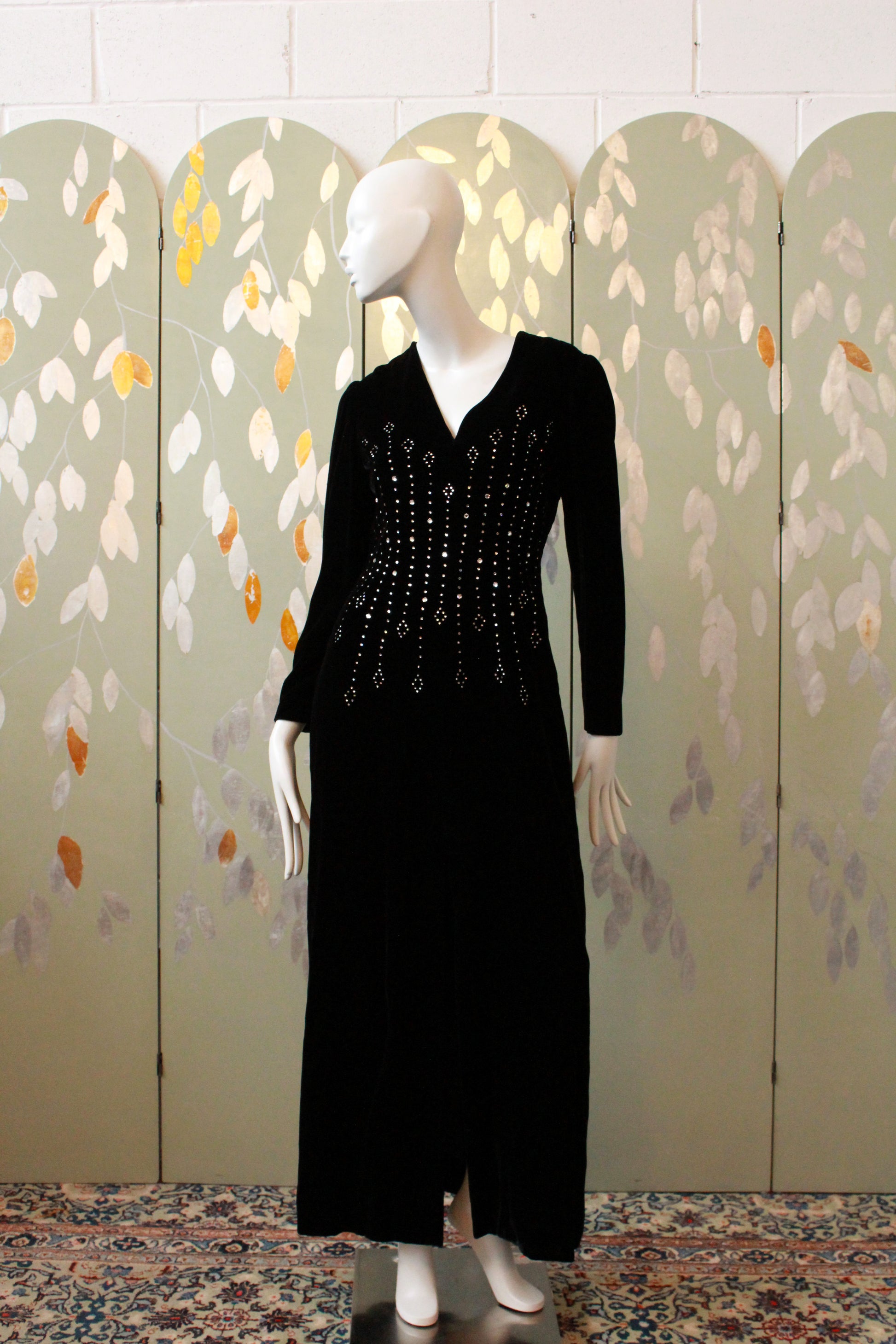 Vintage 1990s Oscar De La Renta Black Velvet Bedazzled Long Sleeve Eve Ian Drummond Vintage Vintage 1990s Oscar De La Renta Black Velvet Bedazzled Long Sleeve Eve Ian Drummond Vintage