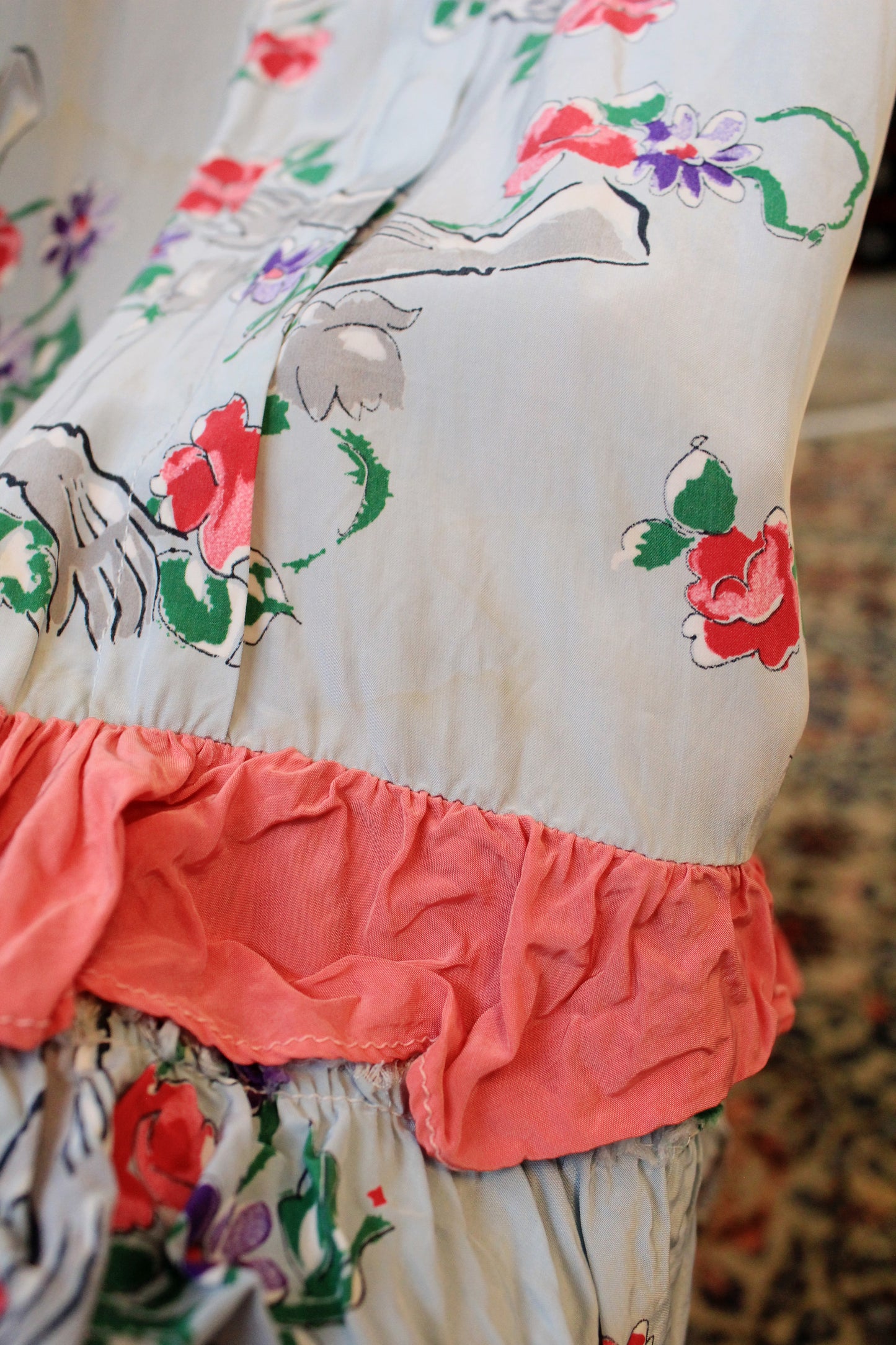 1940s Novelty Glove Floral Print Short Sleeve Grey Robe With Pink Ruffles, Small