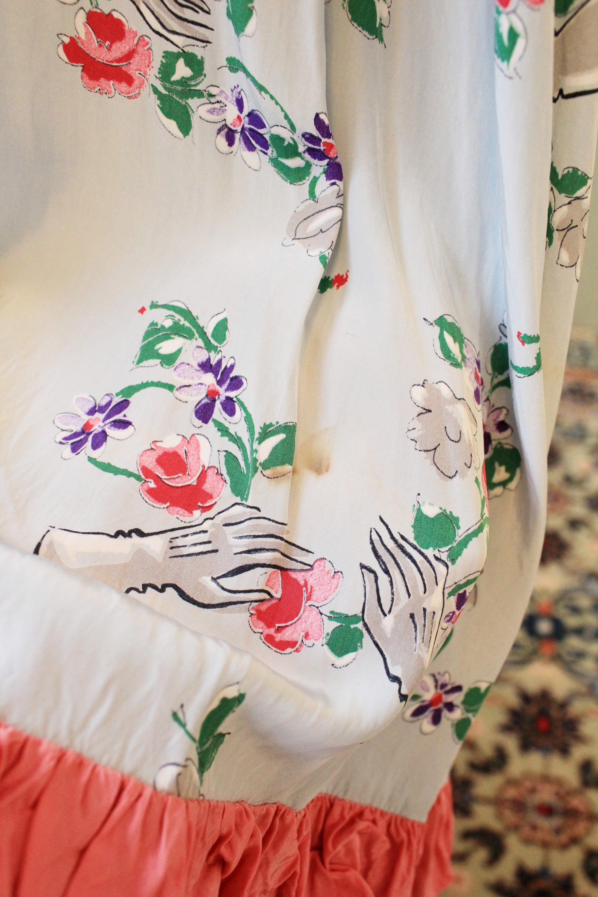  1940s Novelty Glove Floral Print Short Sleeve Grey Robe With Pink Ruffles, Small