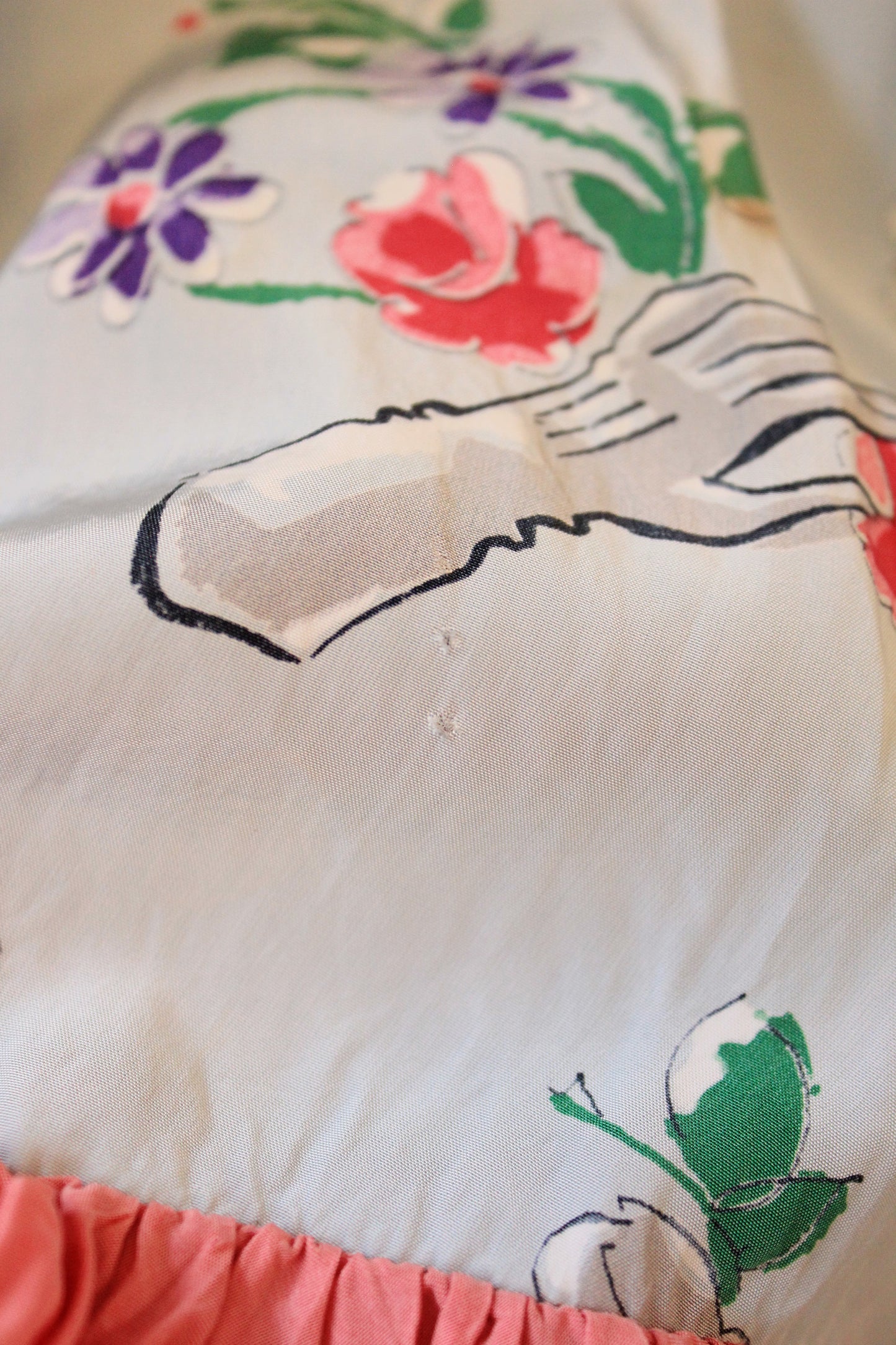 1940s Novelty Glove Floral Print Short Sleeve Grey Robe With Pink Ruffles, Small