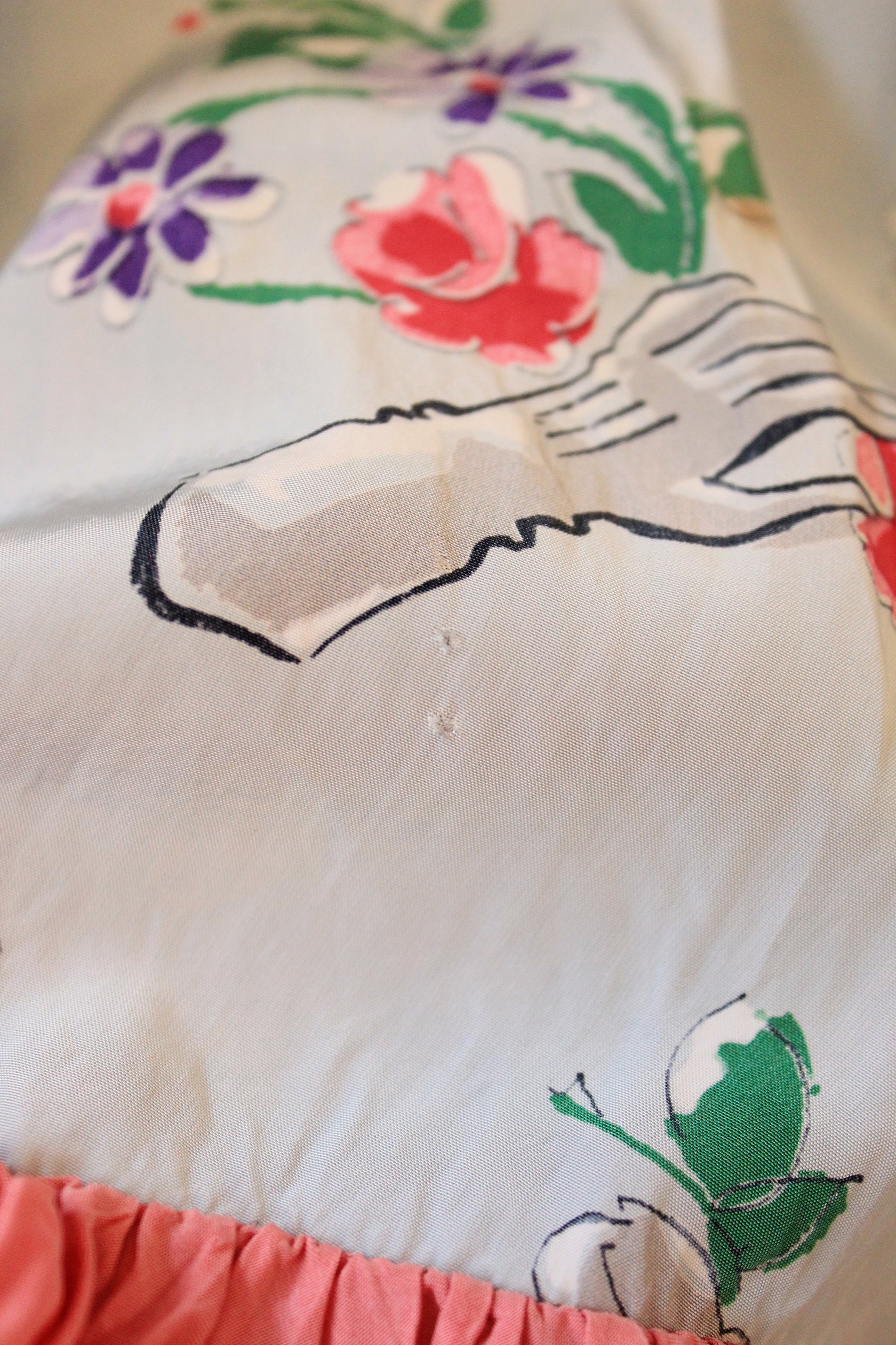 1940s Novelty Glove Floral Print Short Sleeve Grey Robe With Pink Ruffles, Small