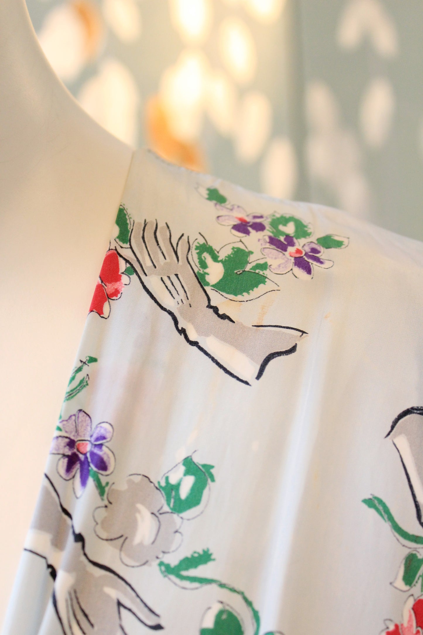 1940s Novelty Glove Floral Print Short Sleeve Grey Robe With Pink Ruffles, Small