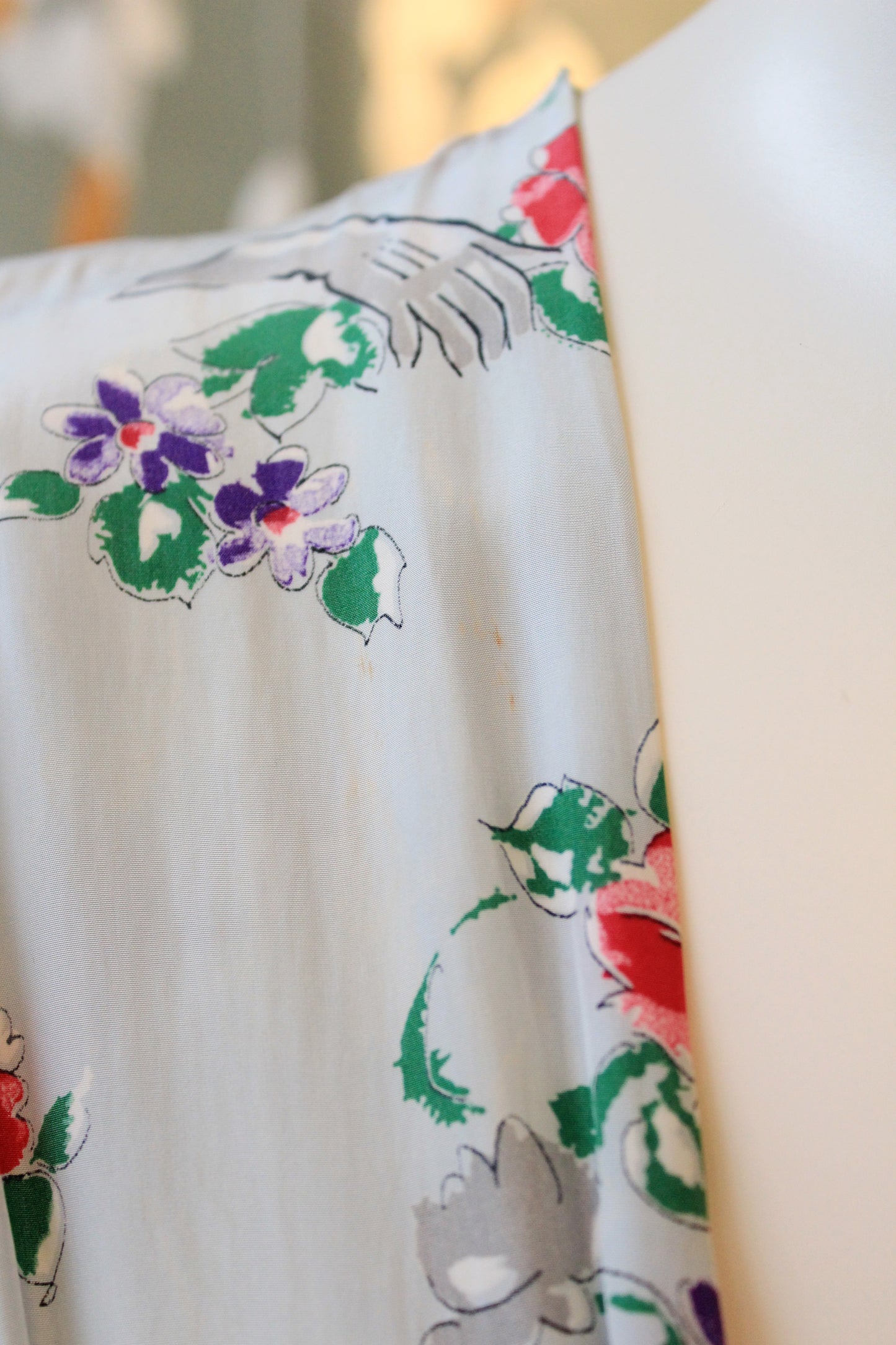 1940s Novelty Glove Floral Print Short Sleeve Grey Robe With Pink Ruffles, Small