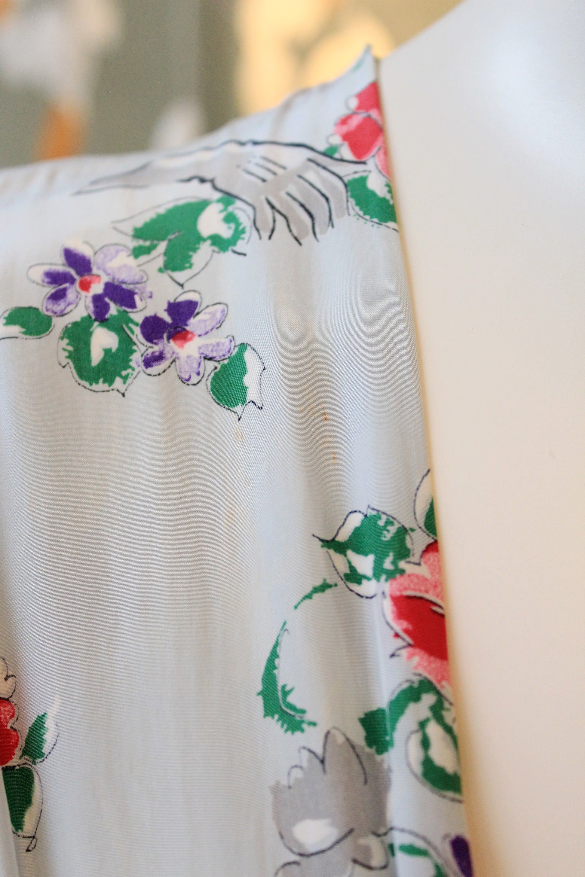 1940s Novelty Glove Floral Print Short Sleeve Grey Robe With Pink Ruffles, Small