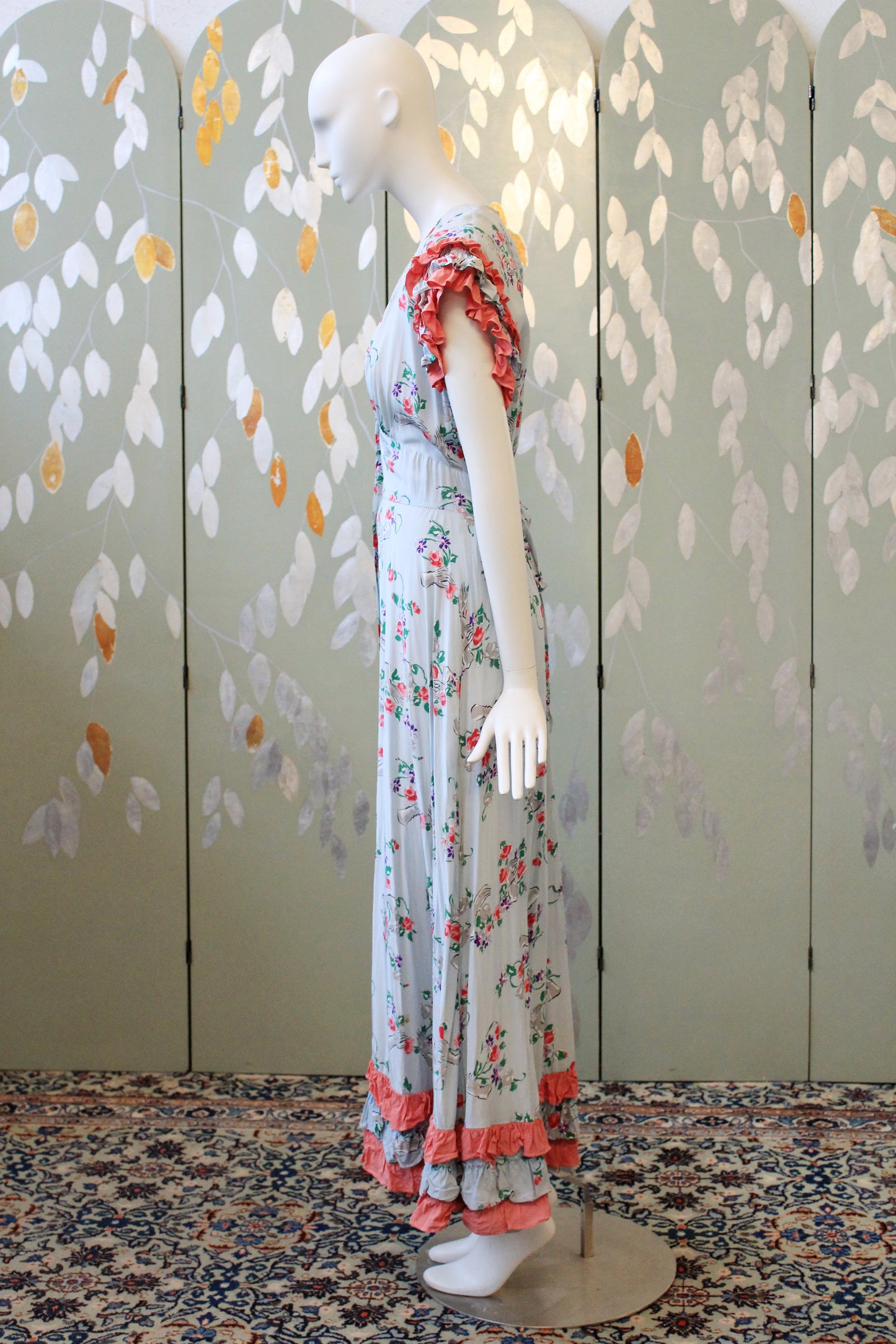 1940s Novelty Glove Floral Print Short Sleeve Grey Robe With Pink Ruffles, Small