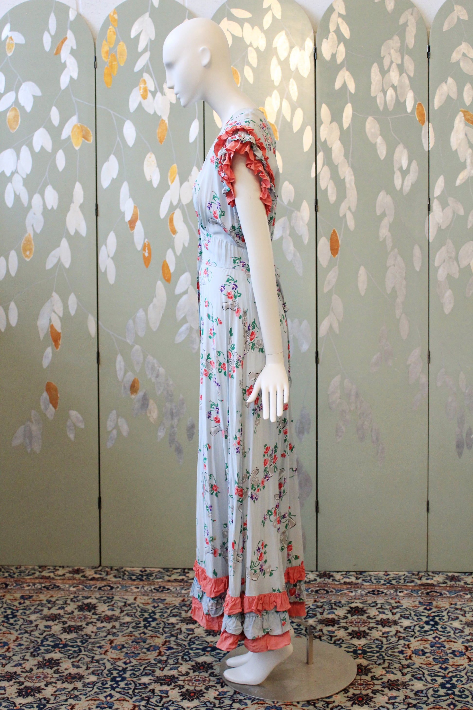 1940s Novelty Glove Floral Print Short Sleeve Grey Robe With Pink Ruffles, Small