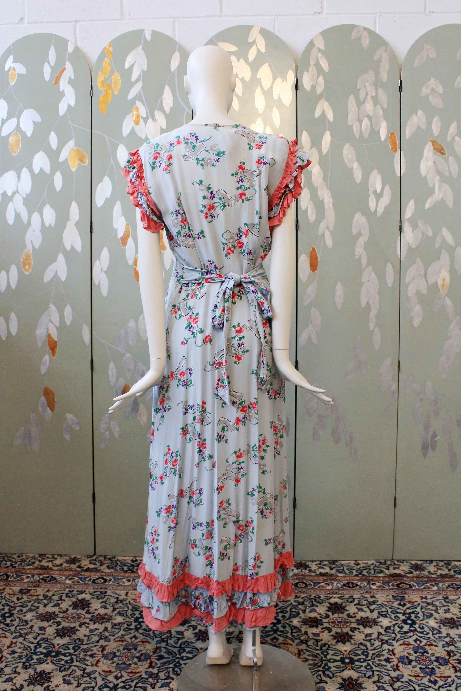 1940s Novelty Glove Floral Print Short Sleeve Grey Robe With Pink Ruffles, Small