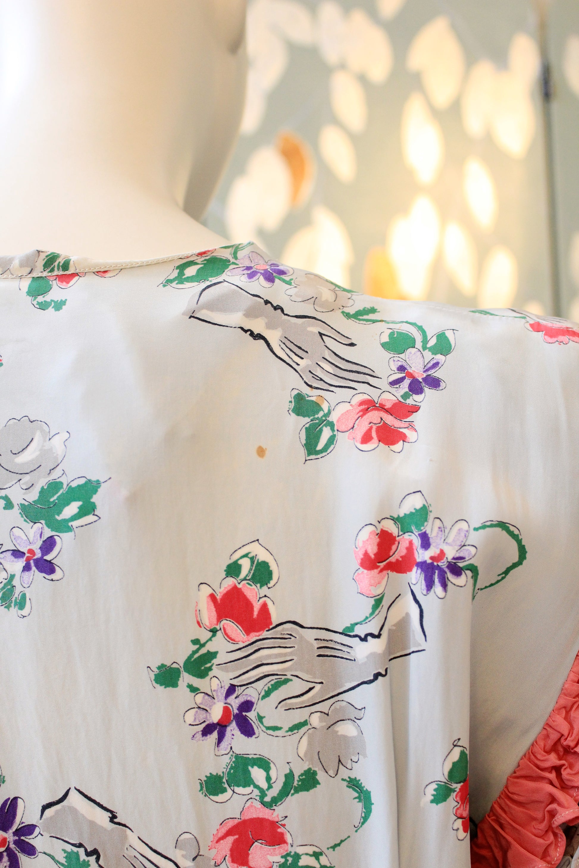 1940s Novelty Glove Floral Print Short Sleeve Grey Robe With Pink Ruffles, Small