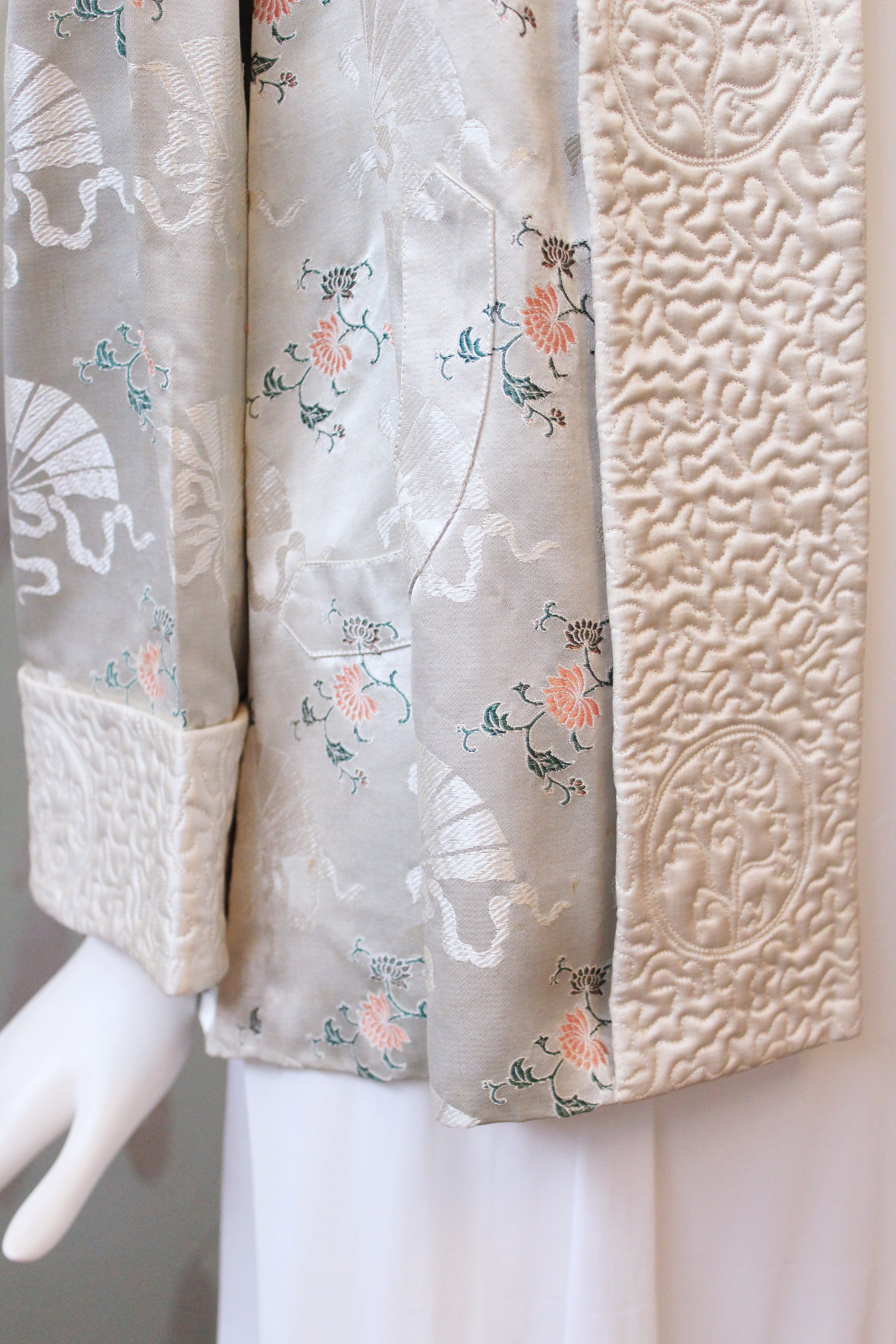 1950s Cream Structured Silk Robe With Chinese Fan And Lotus Flowers Pattern, Small