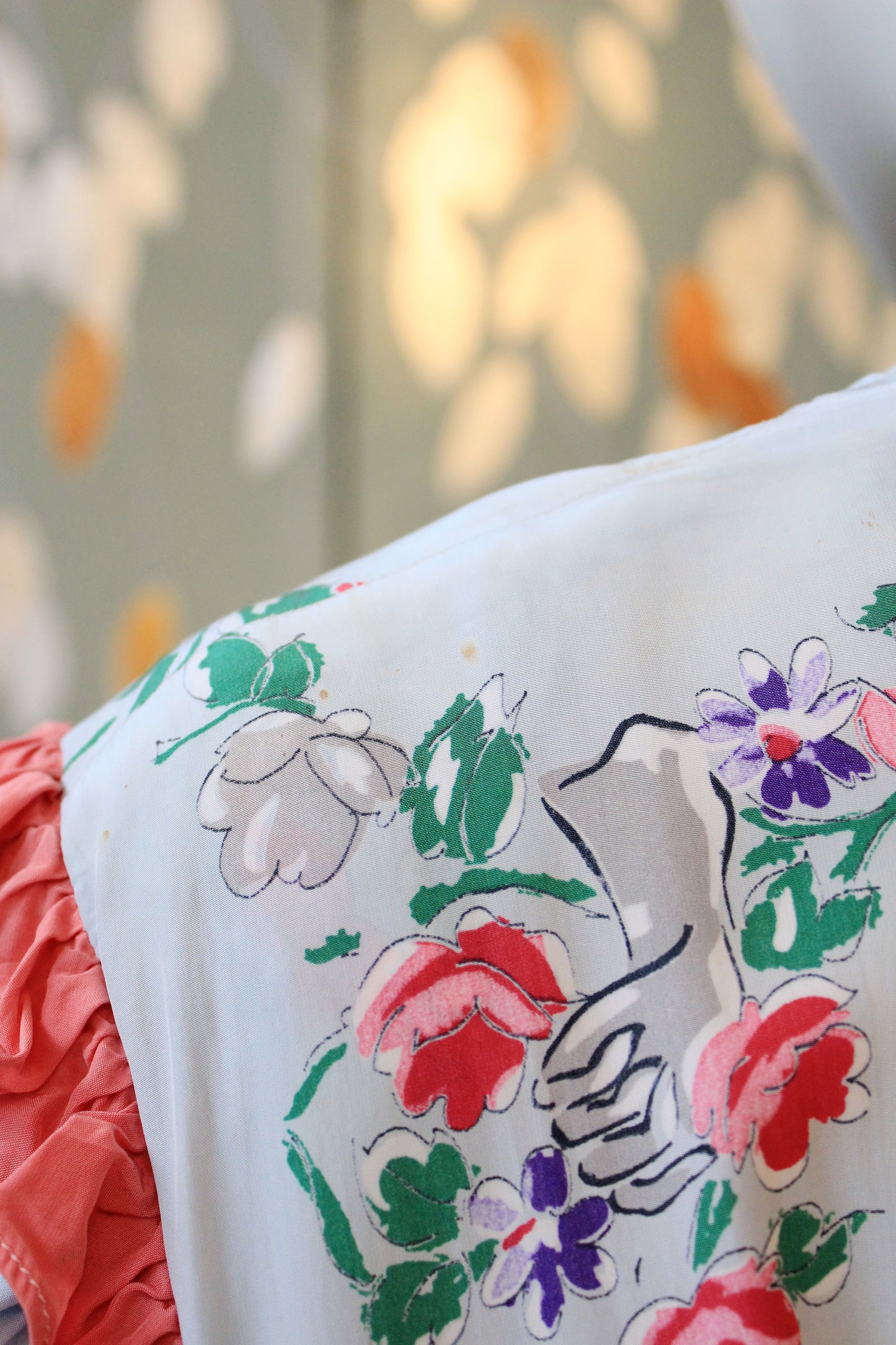 1940s Novelty Glove Floral Print Short Sleeve Grey Robe With Pink Ruffles, Small