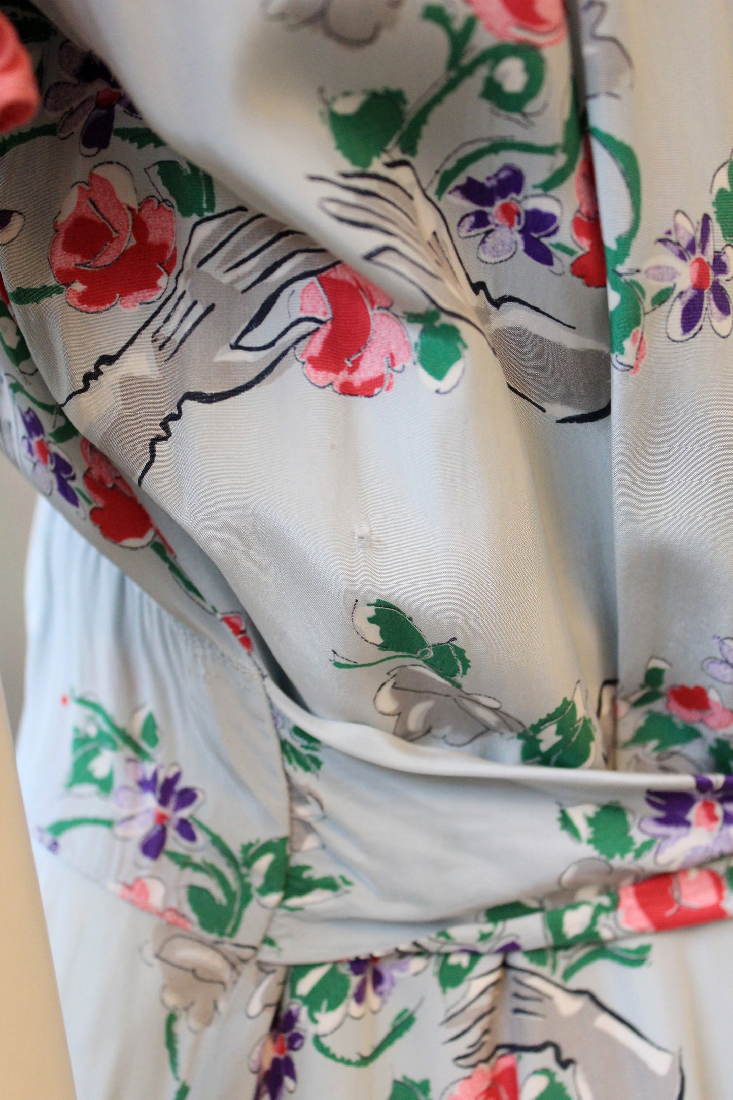 1940s Novelty Glove Floral Print Short Sleeve Grey Robe With Pink Ruffles, Small