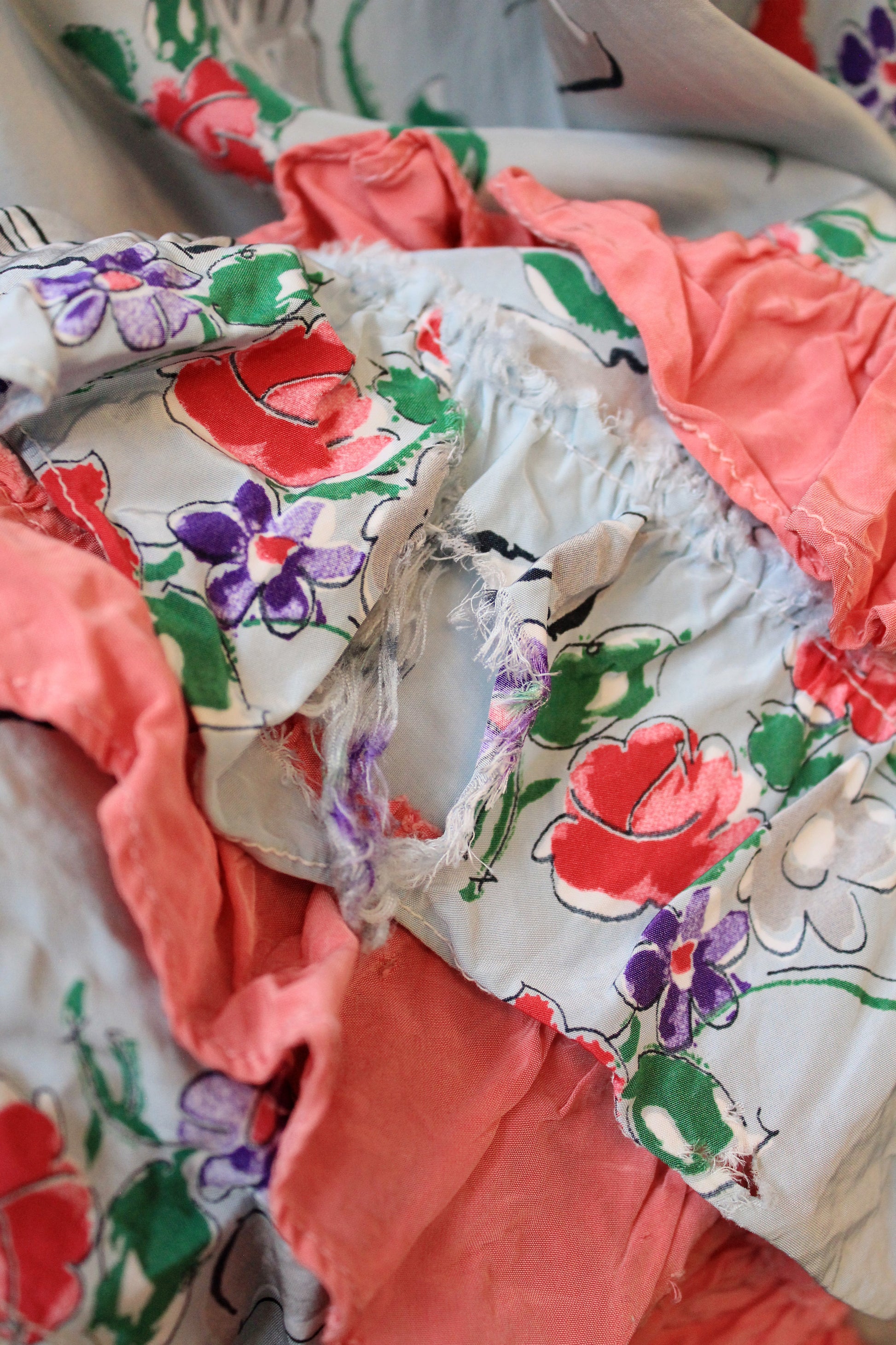 1940s Novelty Glove Floral Print Short Sleeve Grey Robe With Pink Ruffles, Small