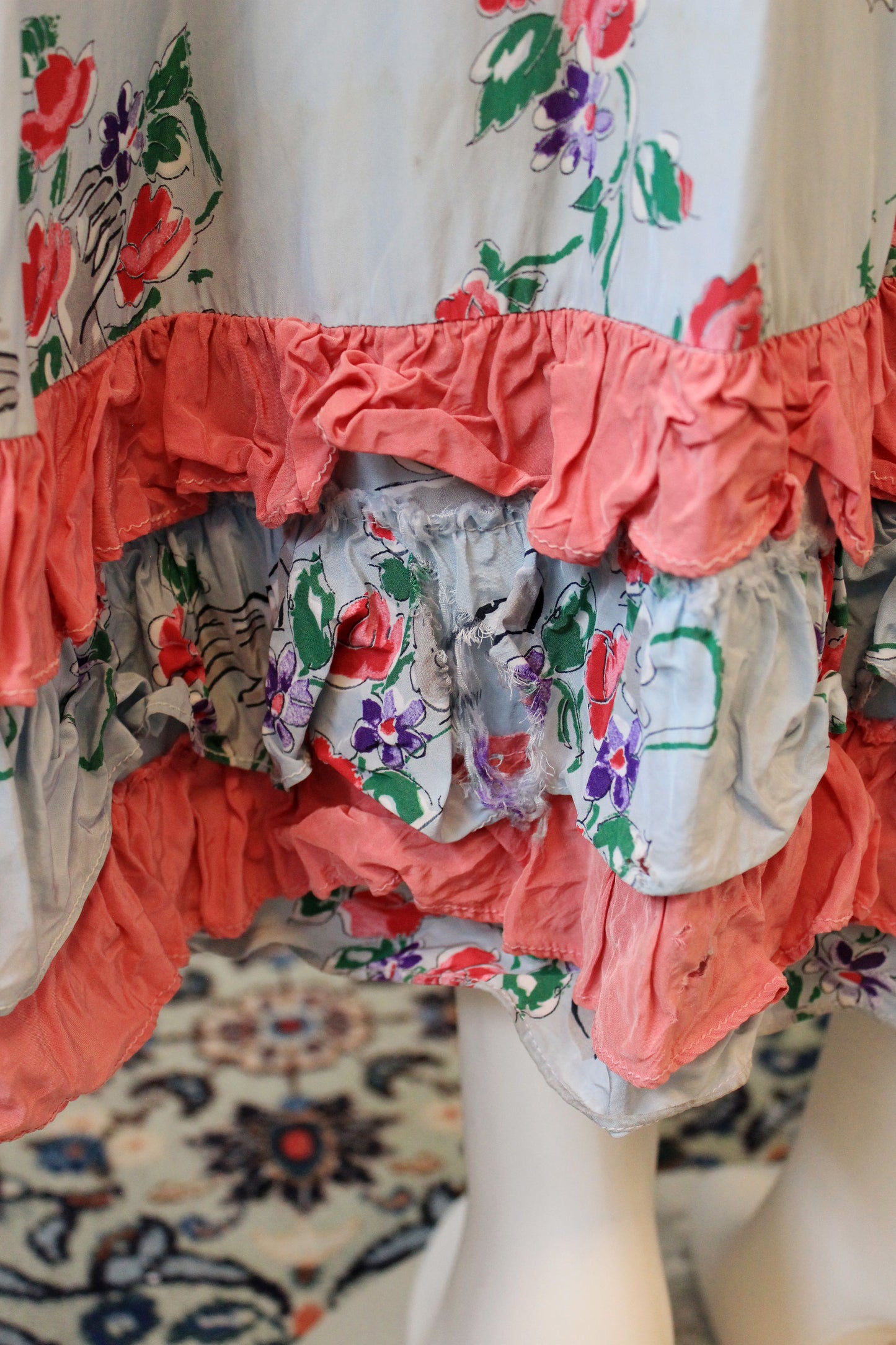 1940s Novelty Glove Floral Print Short Sleeve Grey Robe With Pink Ruffles, Small