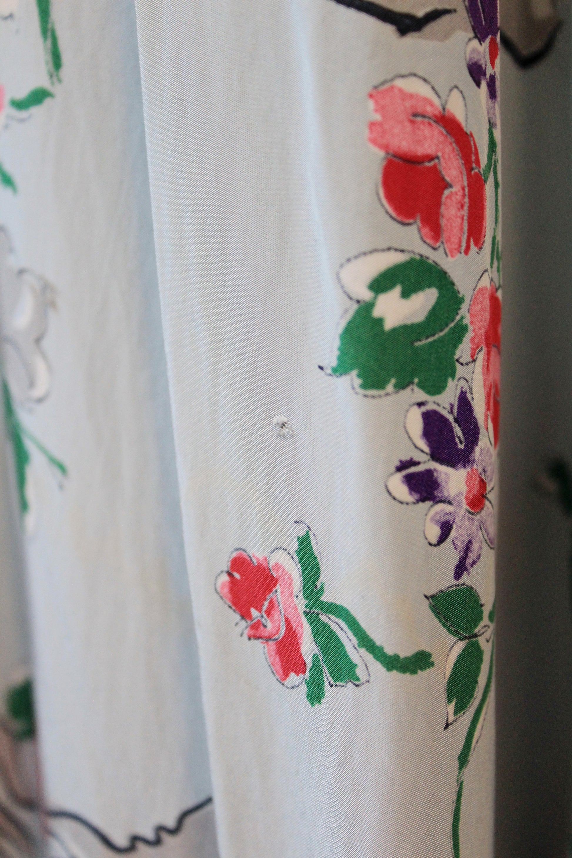 1940s Novelty Glove Floral Print Short Sleeve Grey Robe With Pink Ruffles, Small